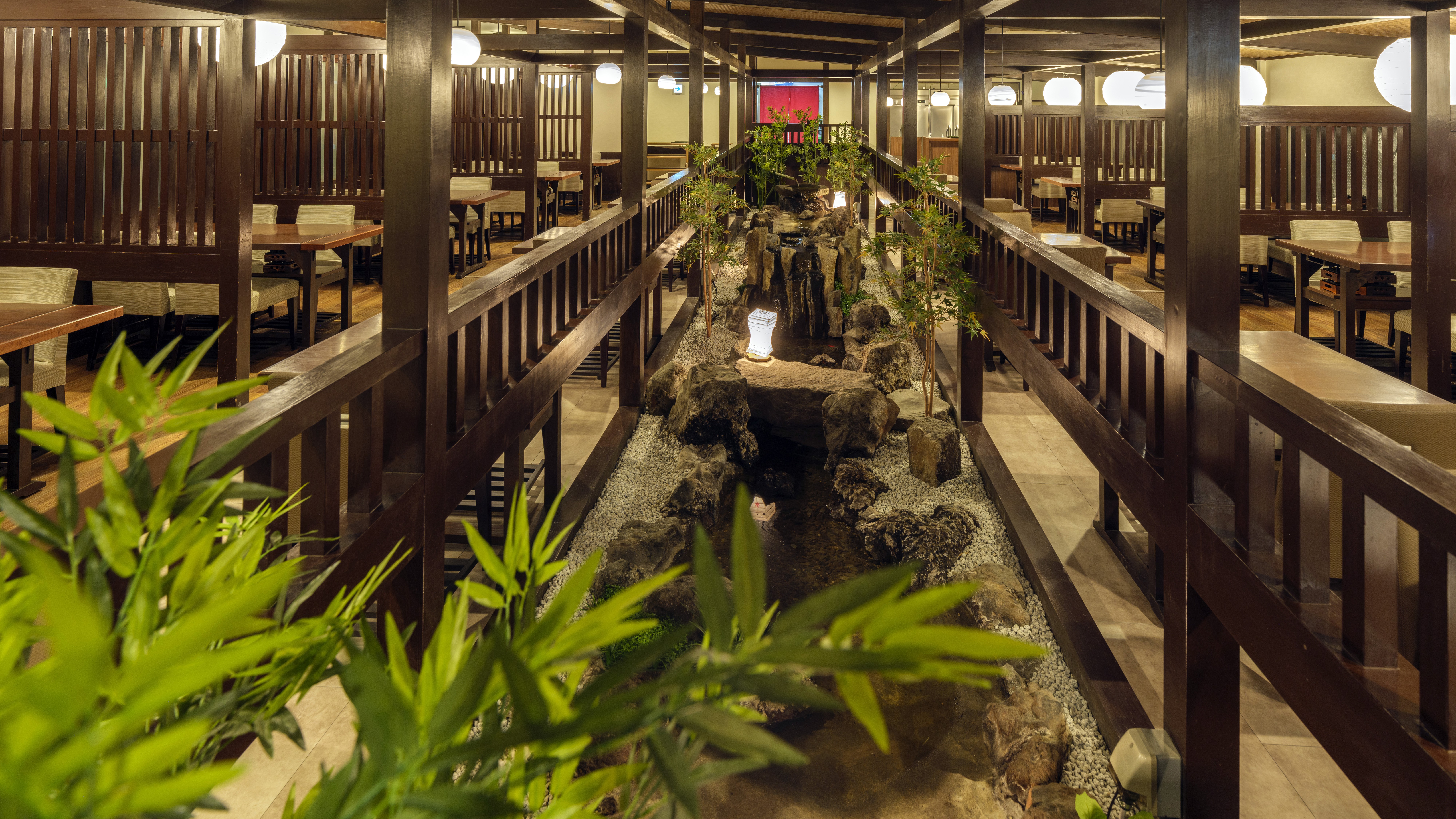 【食事処／足柄】おみ足が悪いお客様も安心なイステーブル席でのご用意。