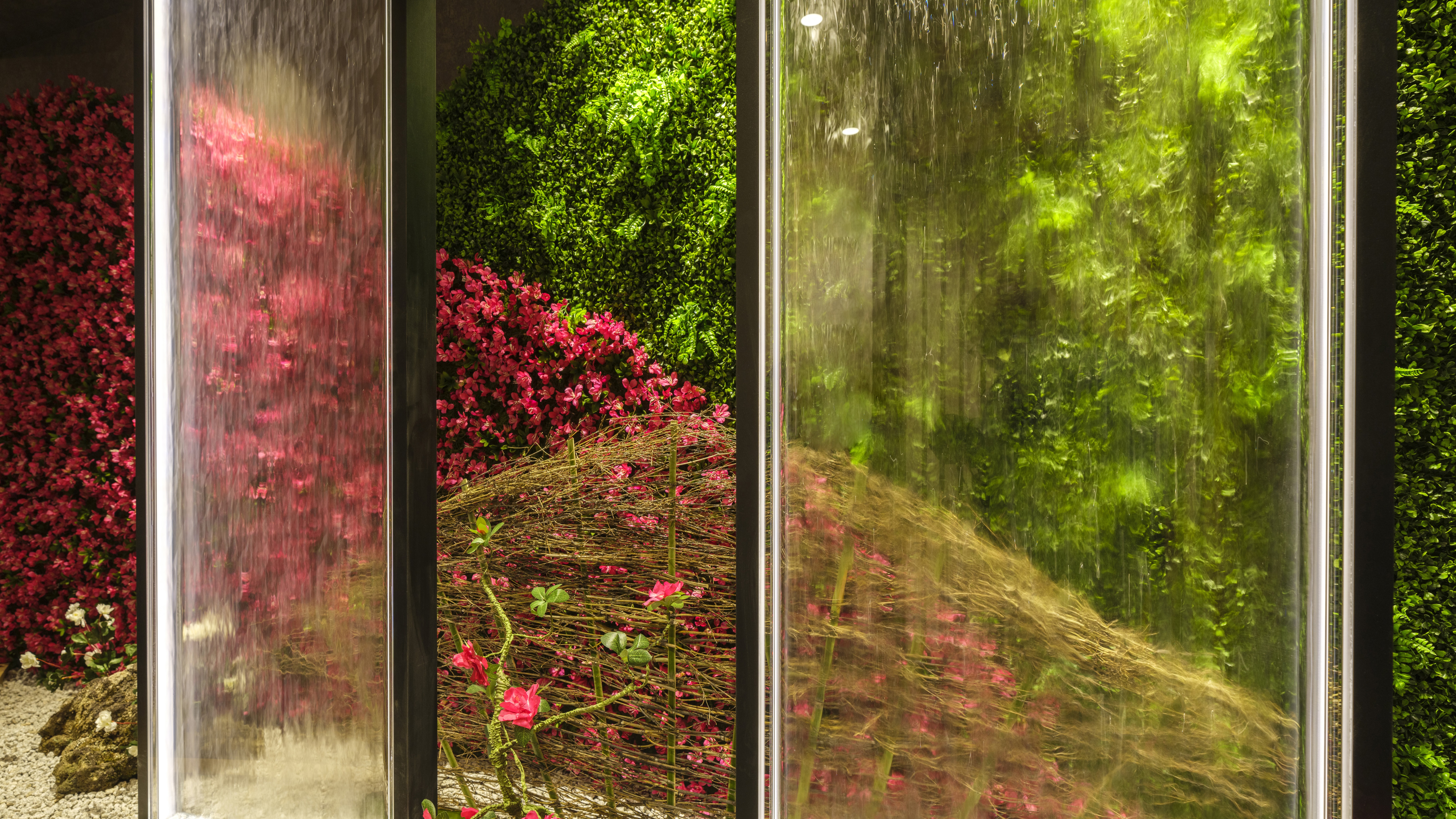 【食事処／つつじ亭】モチーフであるつつじが彩られた水景。