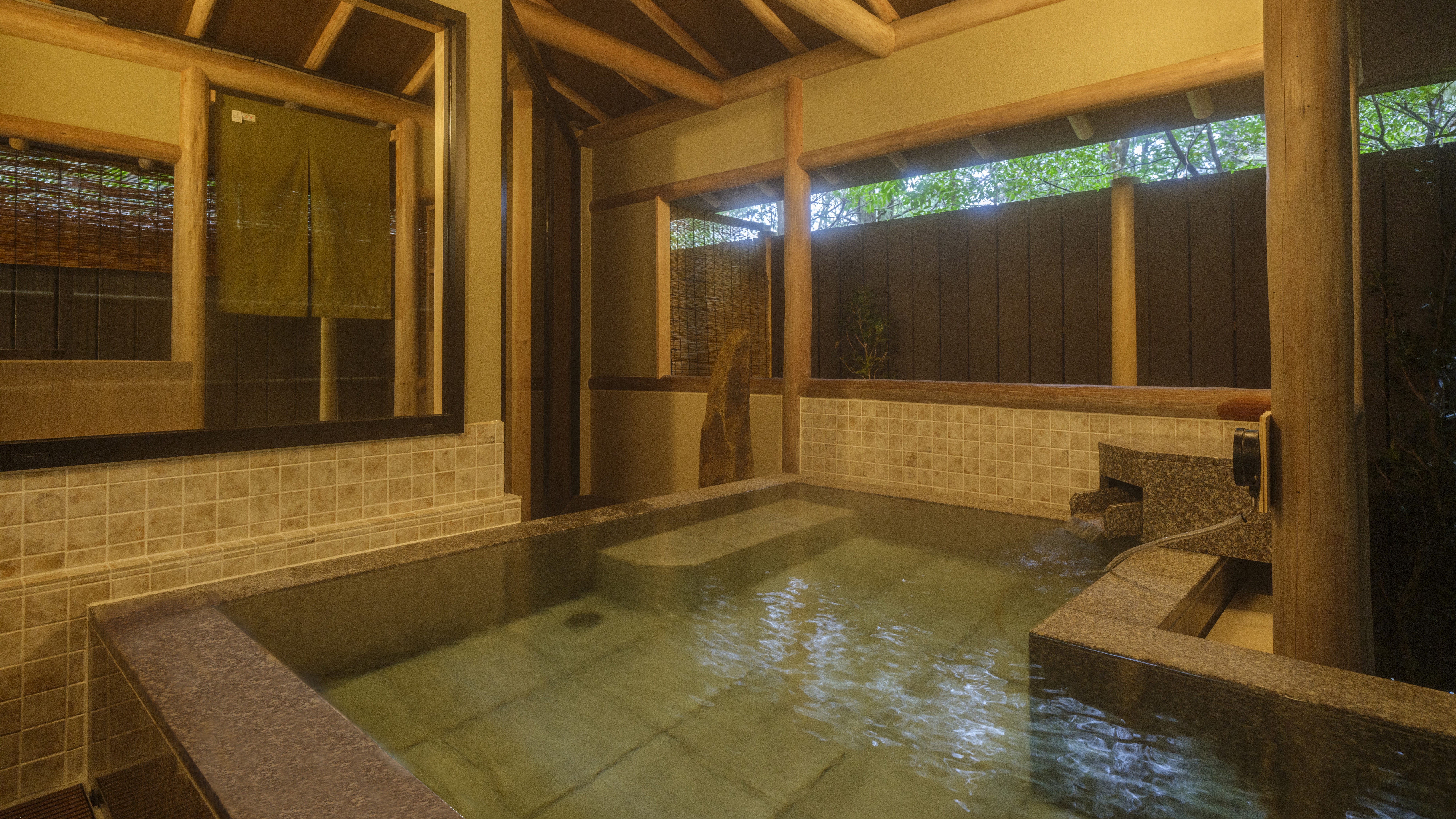 【貸切露天風呂】宿に着いたら作務衣に着替え、湯かごを持って湯めぐりを愉しみたい。