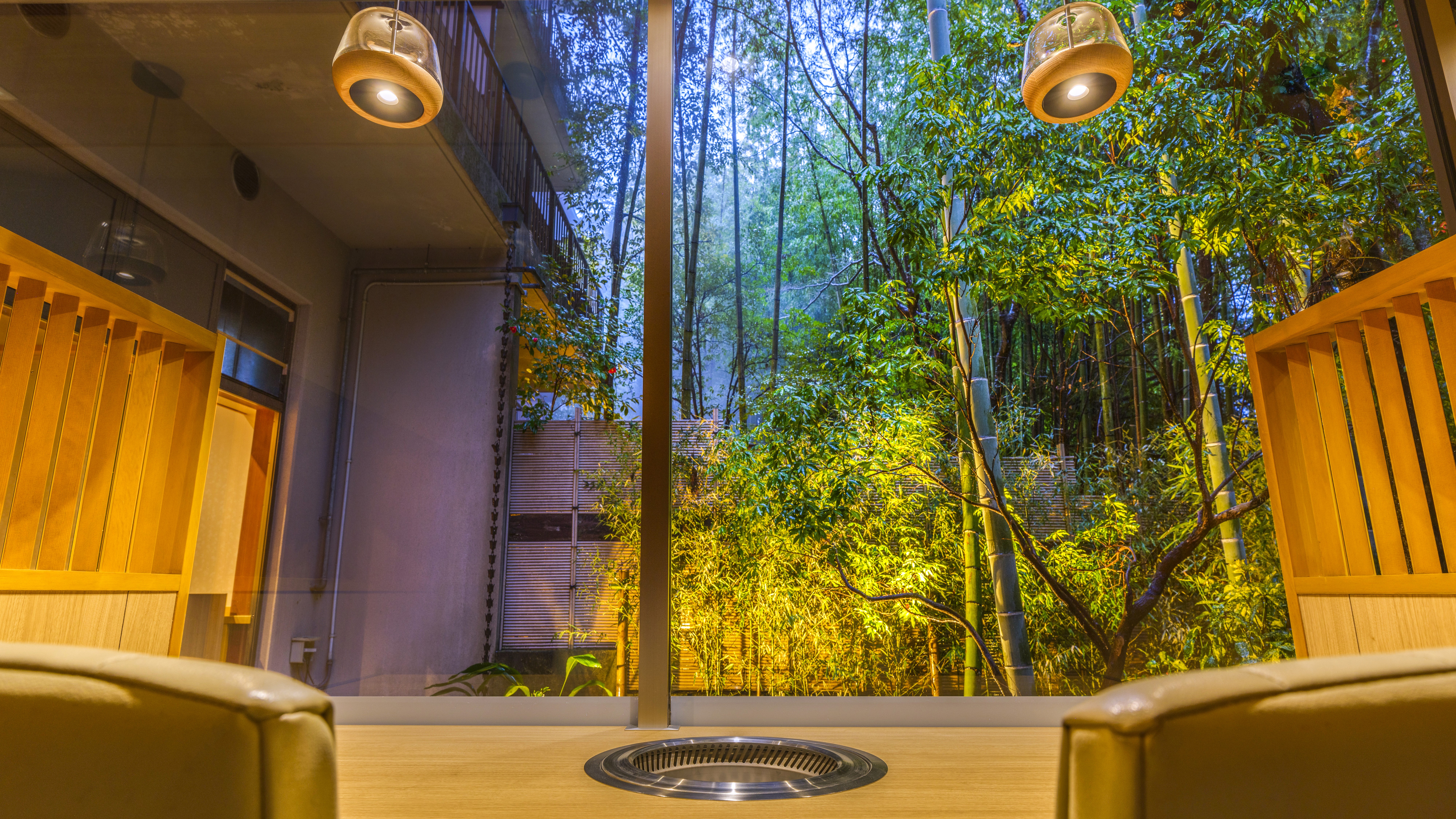 【食事処／つつじ亭】カウンター席では、庭を眺めながら食事を愉しめる。