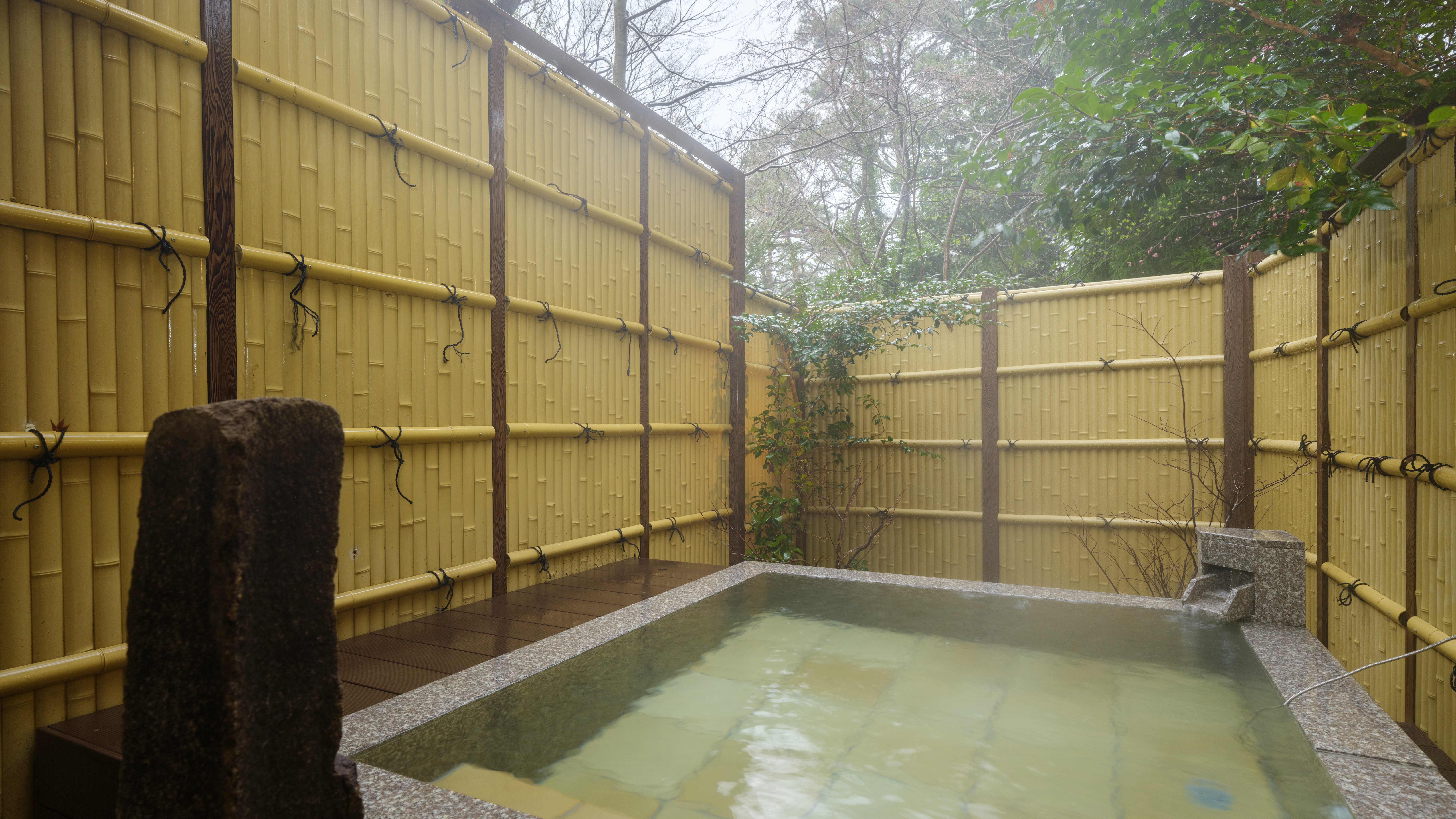 2025年春★リニューアル【貸切露天風呂】楓の湯。ゆったりと自分だけの温泉を満喫。