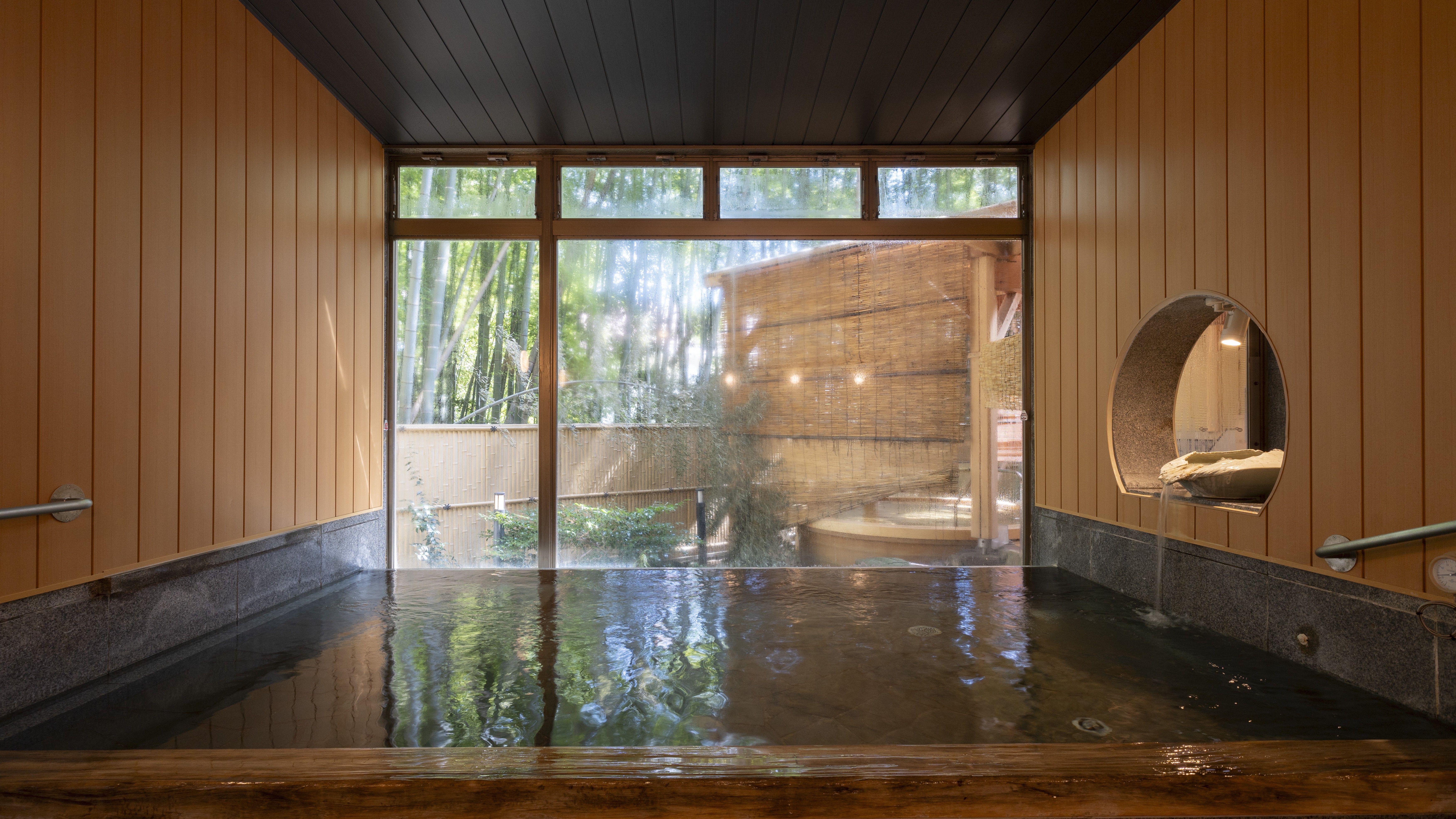 【大浴場内湯：月の湯】開放的な窓から見える緑と日差しがより一層非現実的な雰囲気を演出する自慢の内湯。