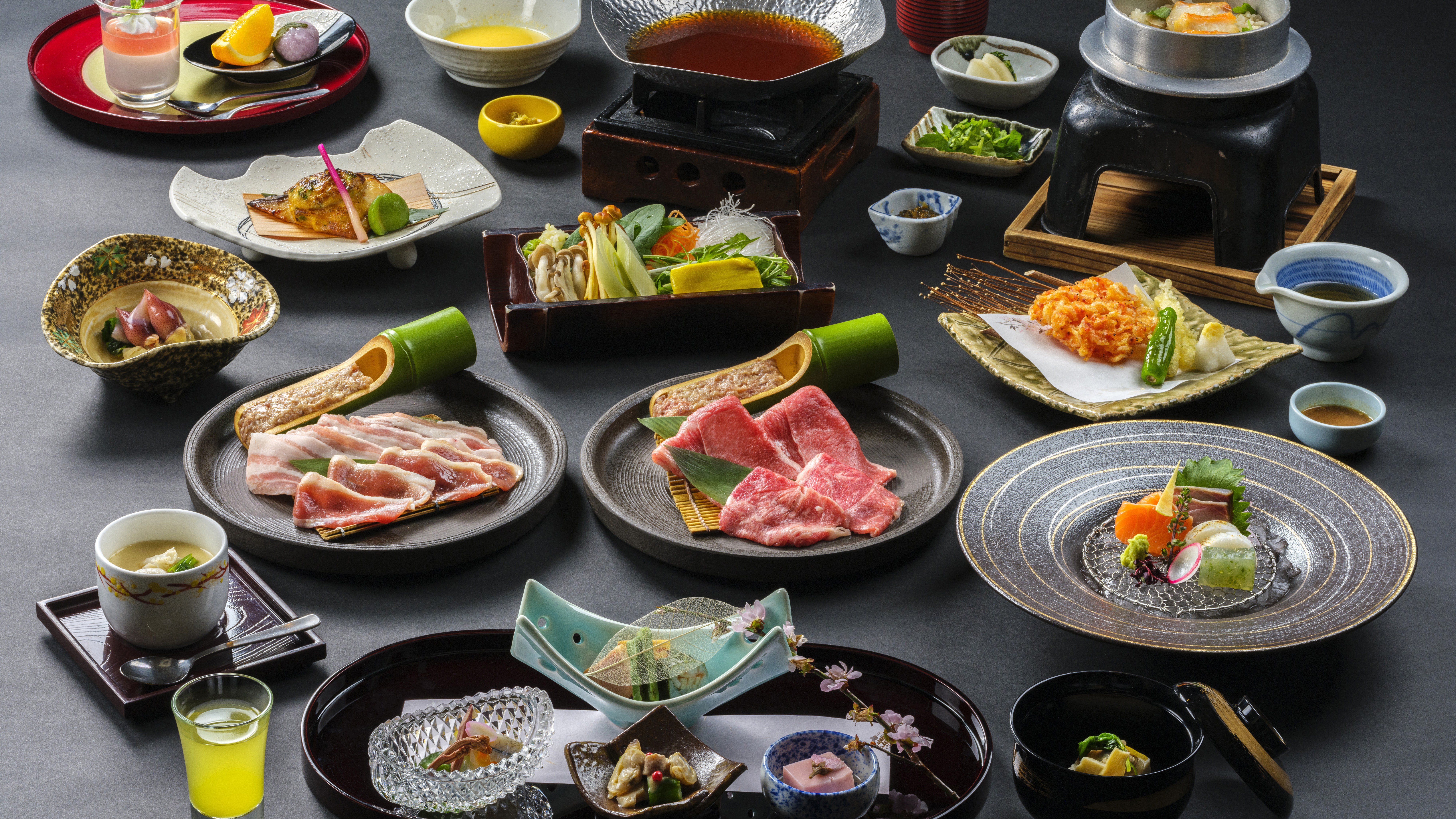 【夕食／足柄遊膳会席】近海の海の幸や旬の山の幸など四季の逸品が並ぶ。