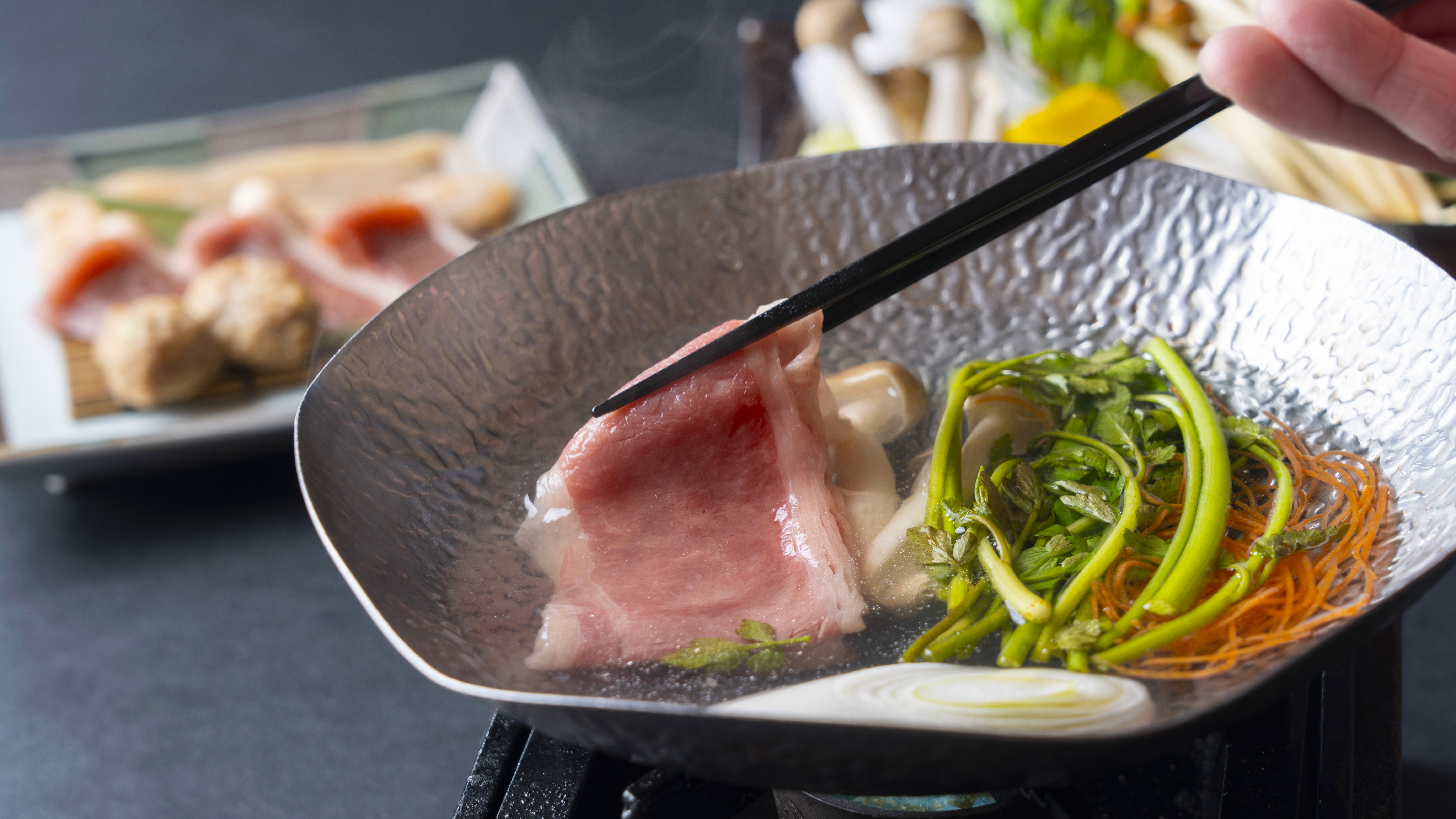 【夕食／足柄遊膳会席】メインはおひとり様ずつにご用意された小鍋。