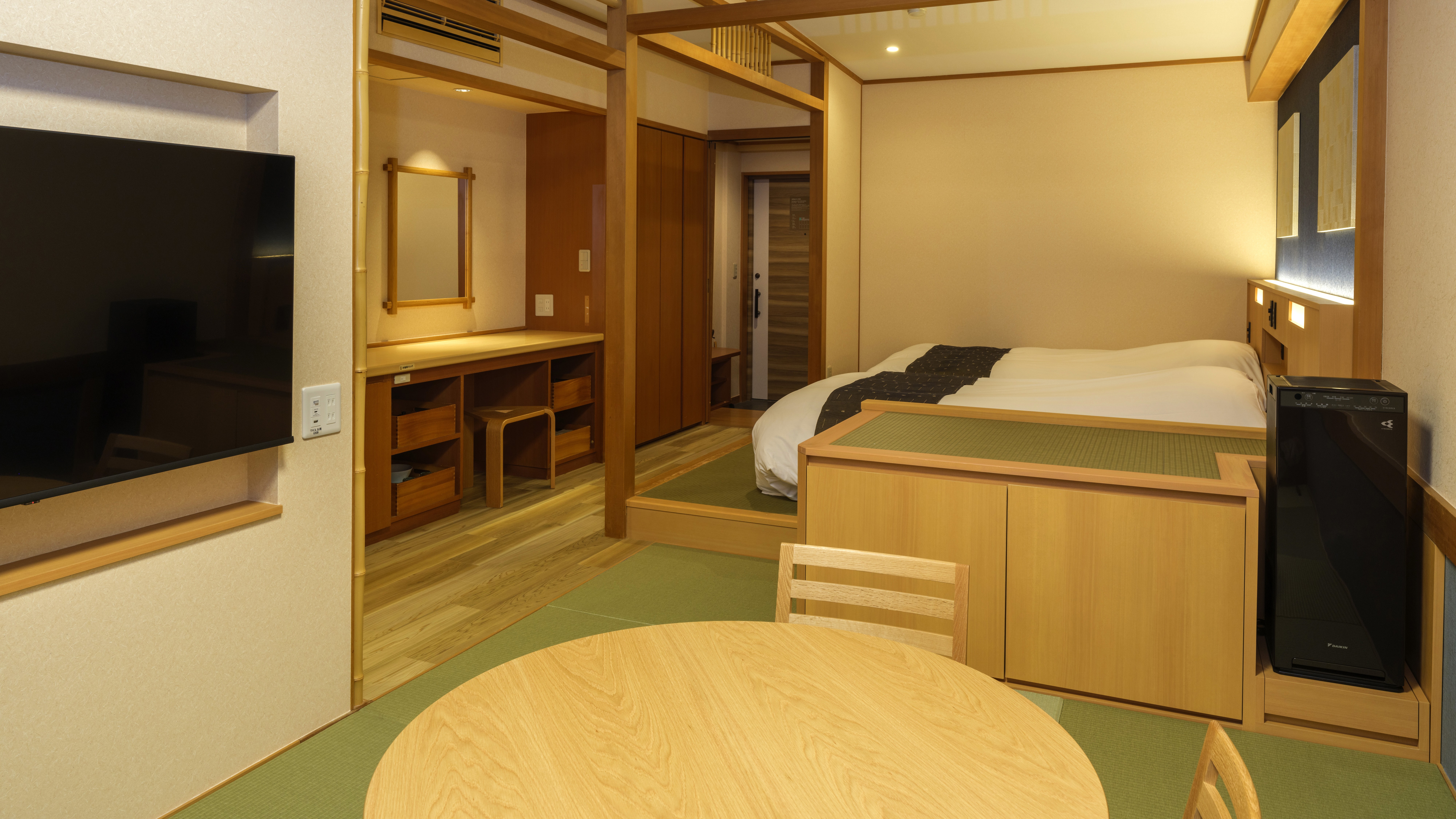 【檜露天風呂付き和洋室】ベッド2台+6畳和室。布団を追加し、3名での宿泊も可能。