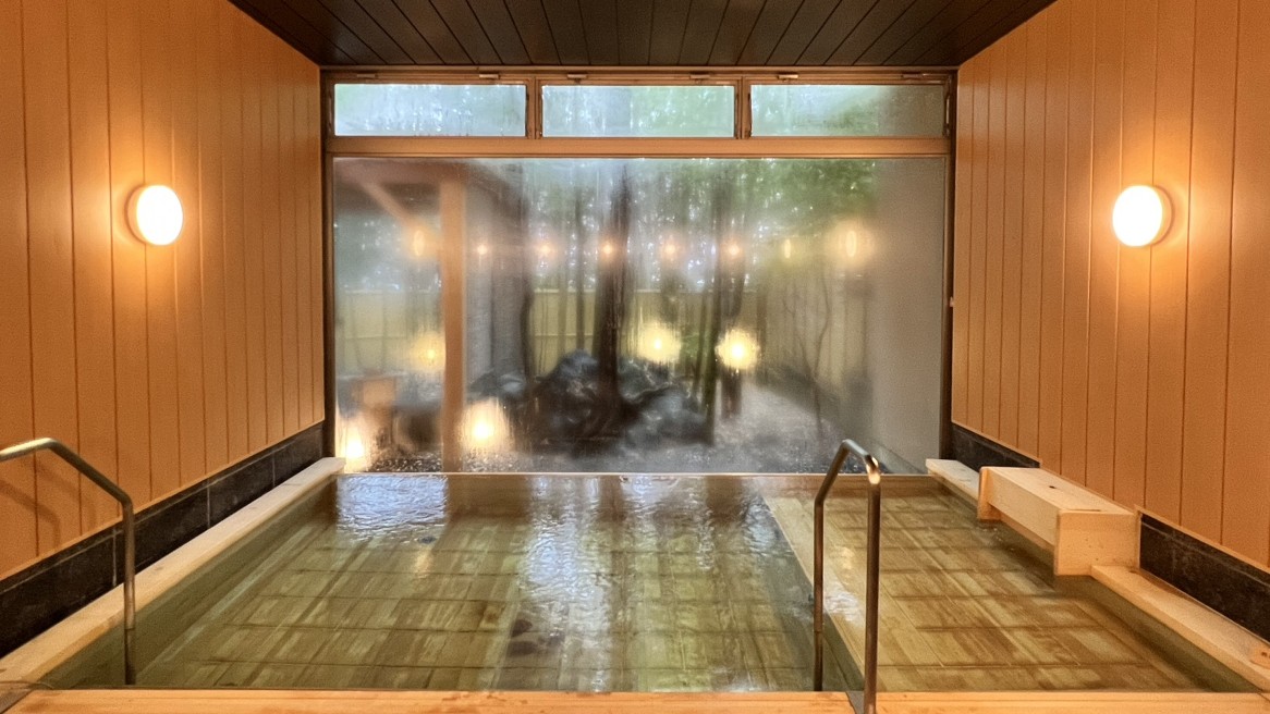 【大浴場内湯：星の湯】2023年3月にリニューアル。檜の香りが漂う内湯。