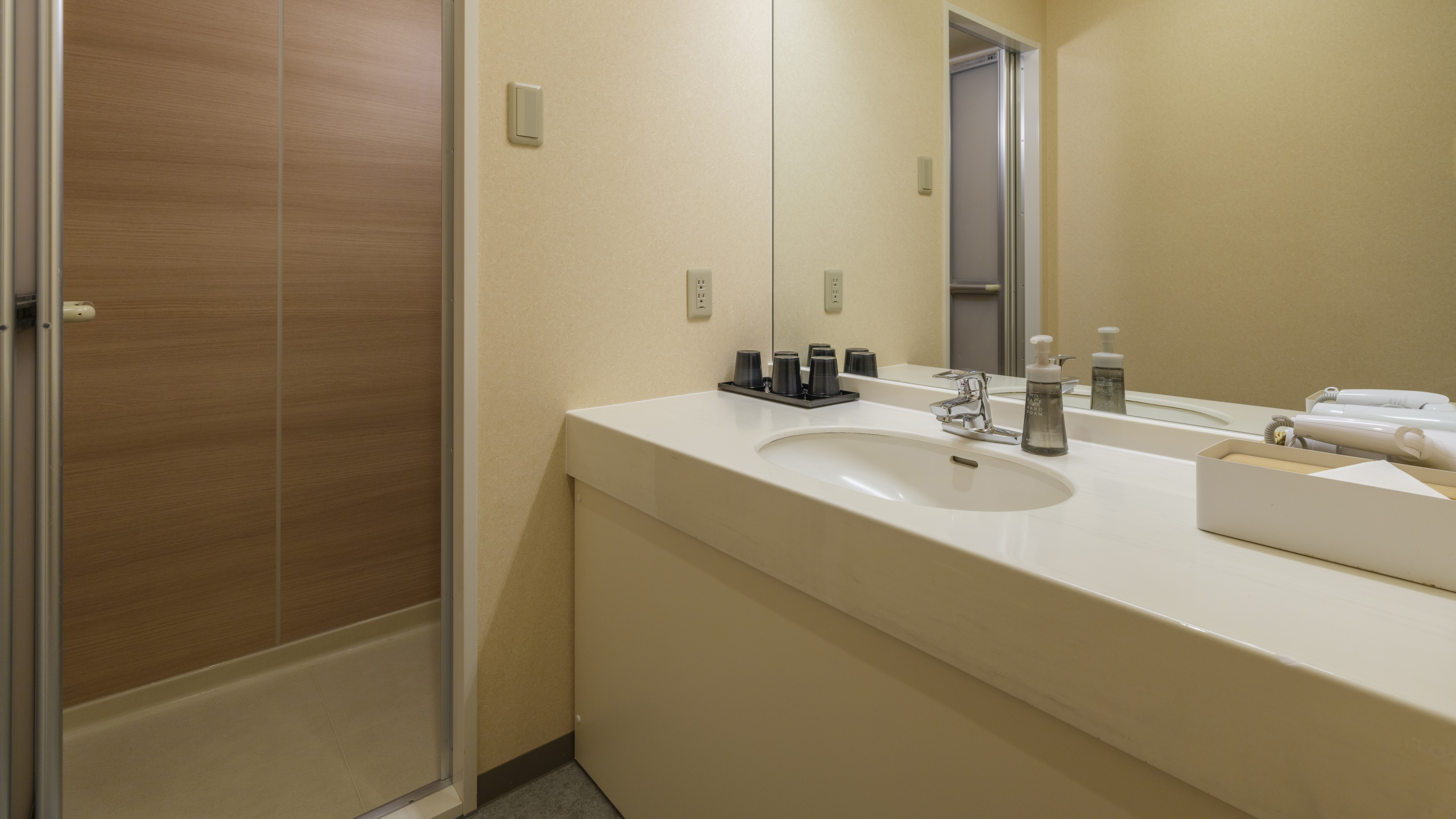 【広々ゆったり和洋室】洗面台にはハンドソープ、ドライヤー等をご用意。※アメニティはロビーにてご用意。