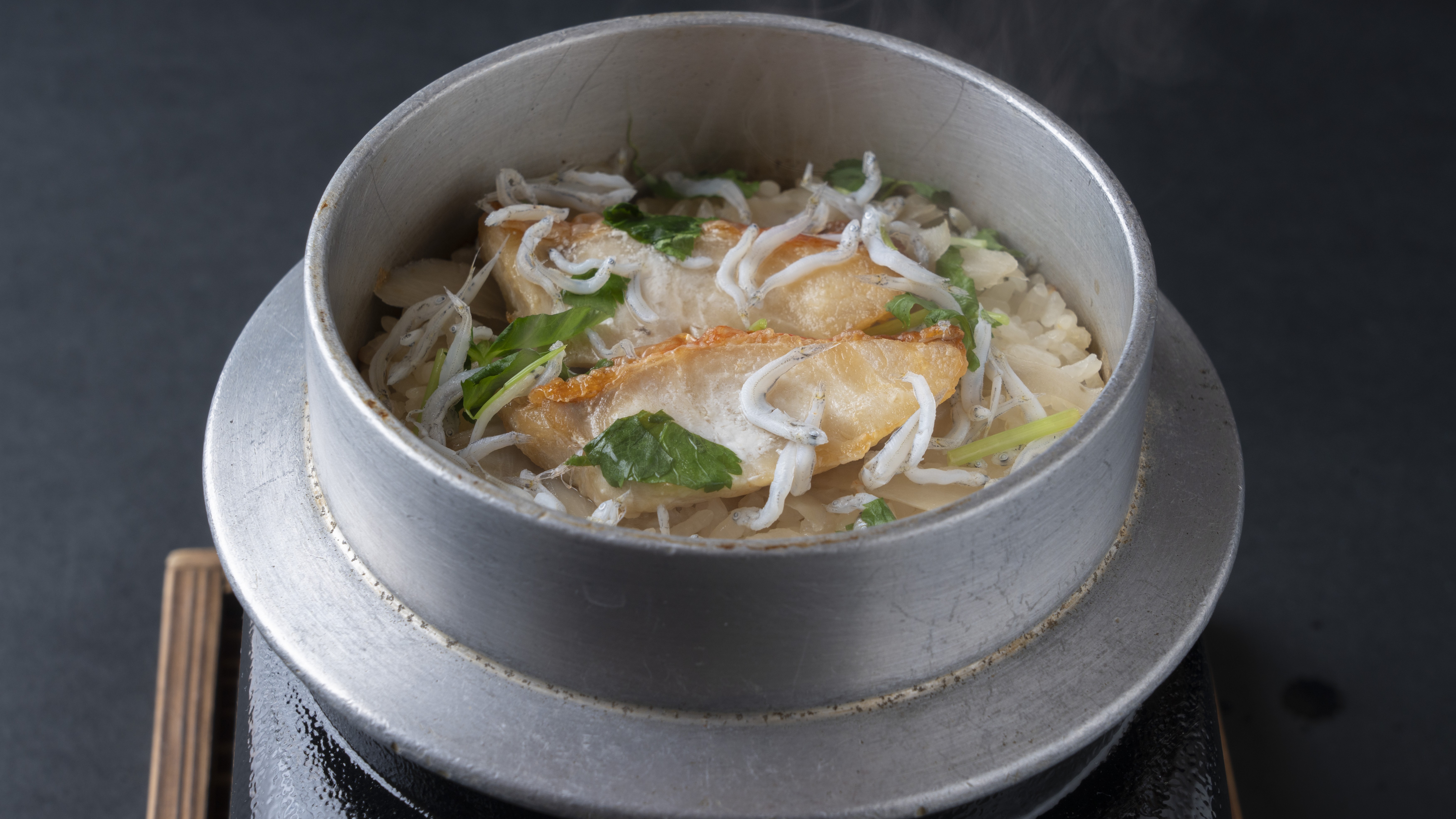 【夕食】すぐそばで炊き上げる釜飯。良い香りが食欲をそそる。