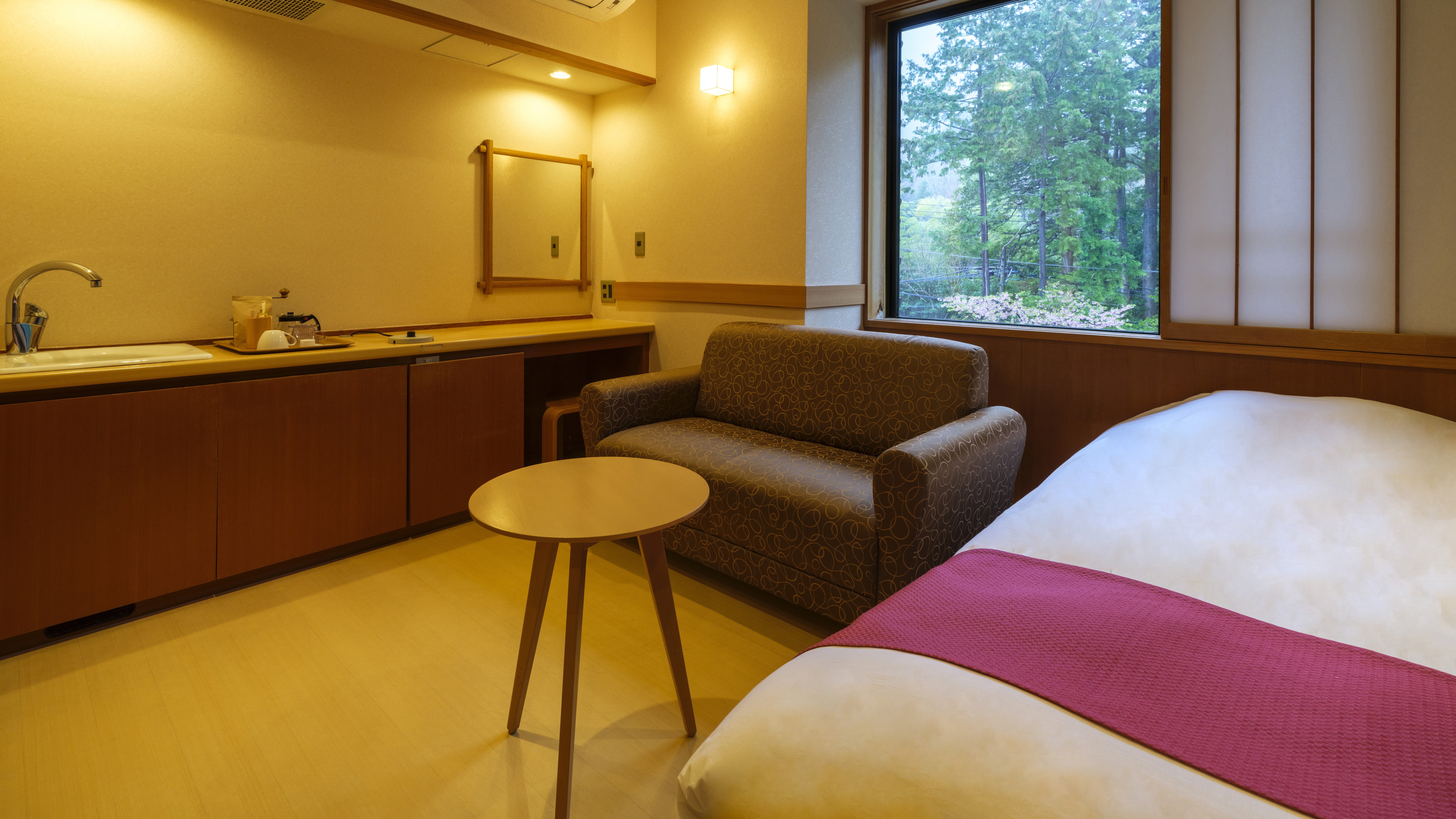 【セミダブルルーム】水花の庄18平米。1人旅におすすめ。木の温もりを感じる客室。