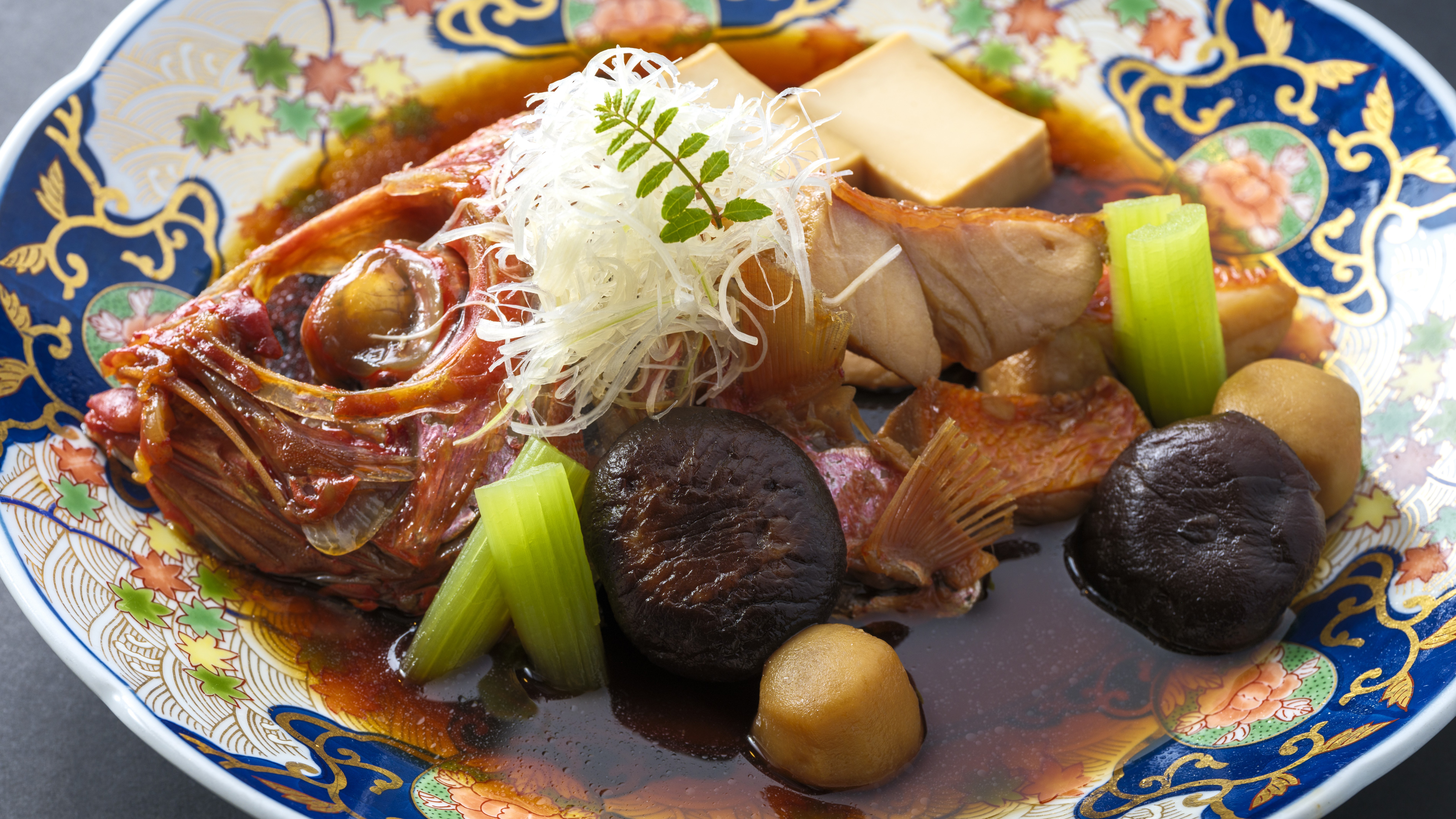 【夕食／別注】金目鯛の煮付け。脂が乗った金目鯛は、口の中でほろりと溶ける旨み。