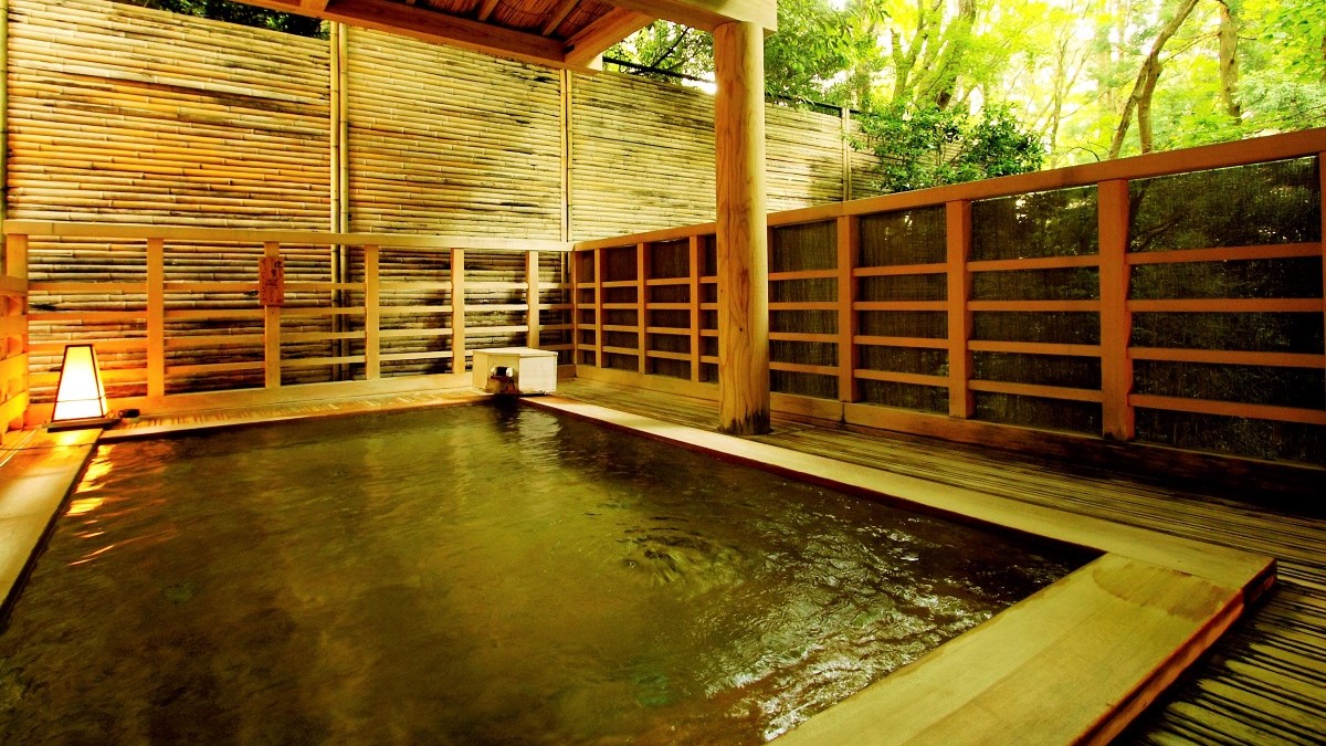 【大浴場露天：笹の湯】開放的な緑を眺められる檜露天風呂。