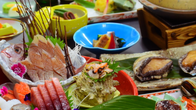 湯河原風海ごはんを楽しむ＆#9836；【刺身の盛り合わせ＆活アワビの蒸し焼きステーキ】