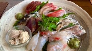 【週末限定！直送お刺身プラン】勝浦漁港へ目利きの魚屋さん自ら仕入れて来る徹底ぶり！山で海の新鮮な幸を