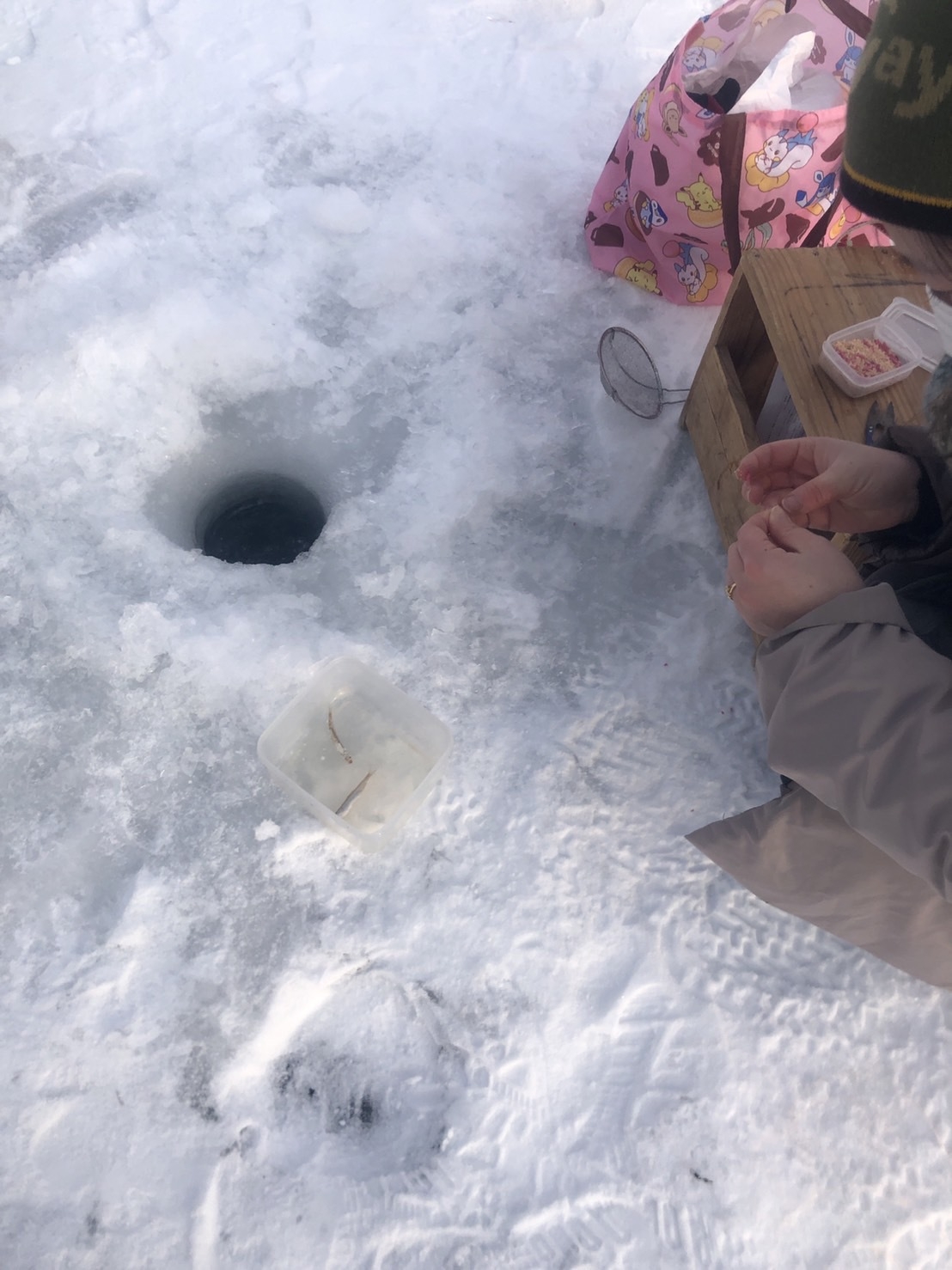 【やってみませんか！氷上ワカサギ釣り】凍結した松原湖で穴を開けて穴釣り！非日常の冬遊びに挑戦！