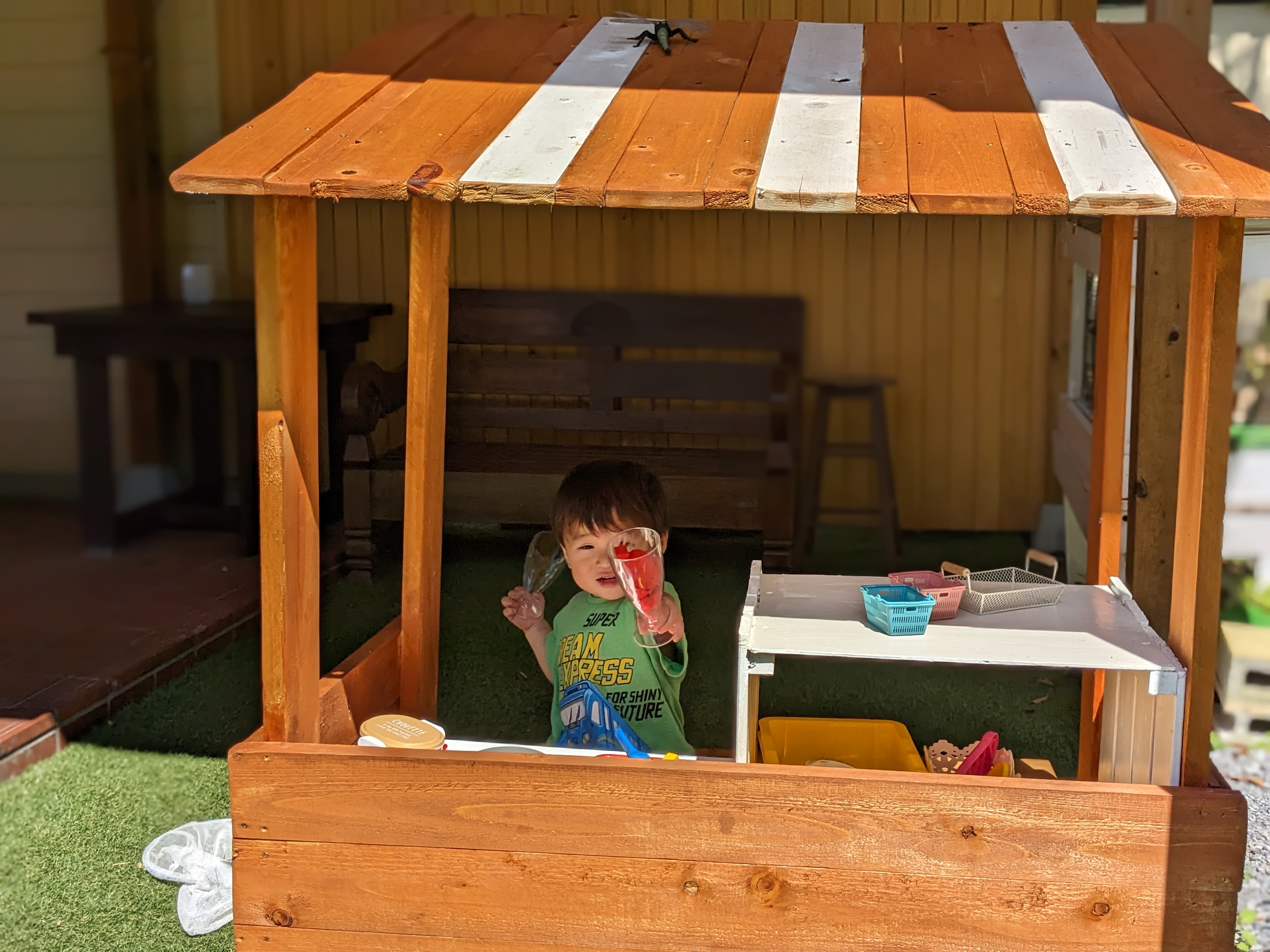 玄関の遊び場でハイどーぞ！