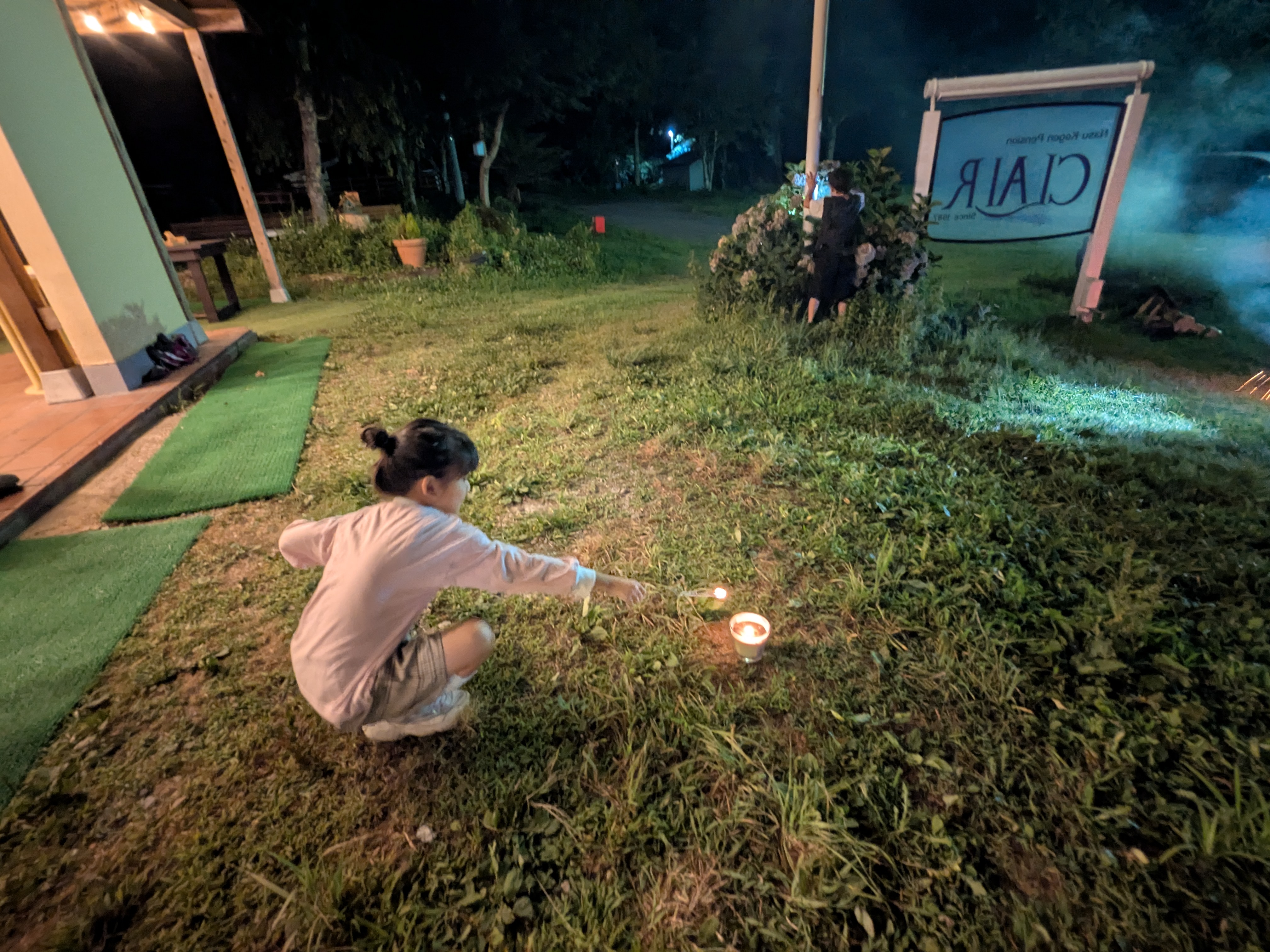 夜の花火は　玄関前でも