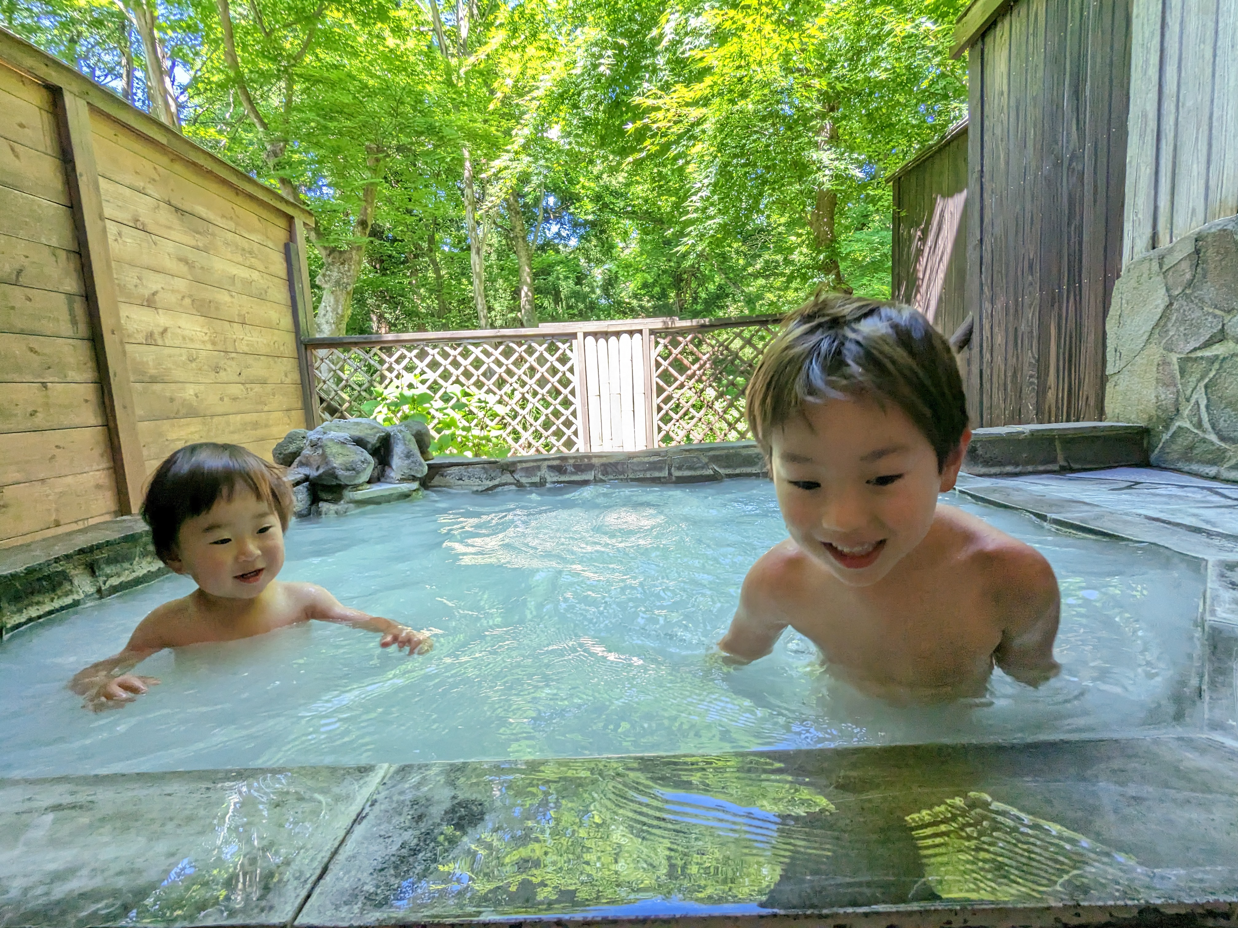 露天風呂　入浴こども