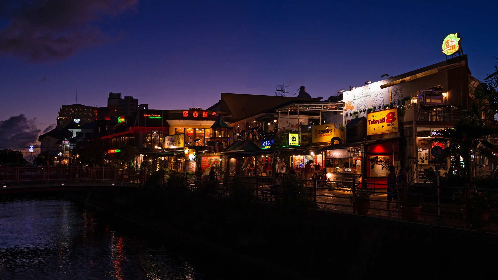 アメリカンビレッジ（車で5分）