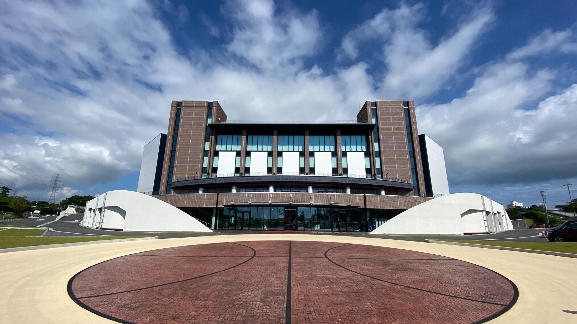 沖縄アリーナ（車で9分）