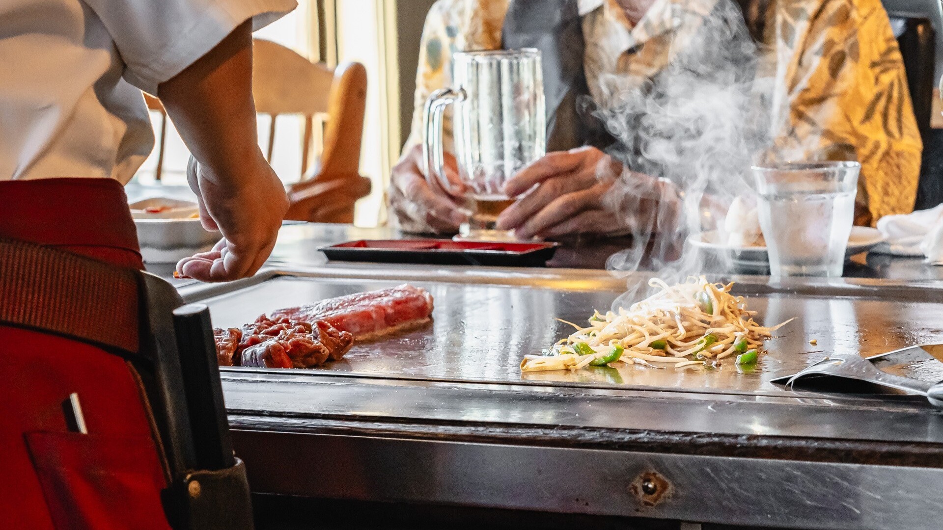 周辺飲食店_ステーキハウス四季（徒歩1分）