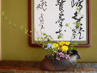 別館の玄関・花と書