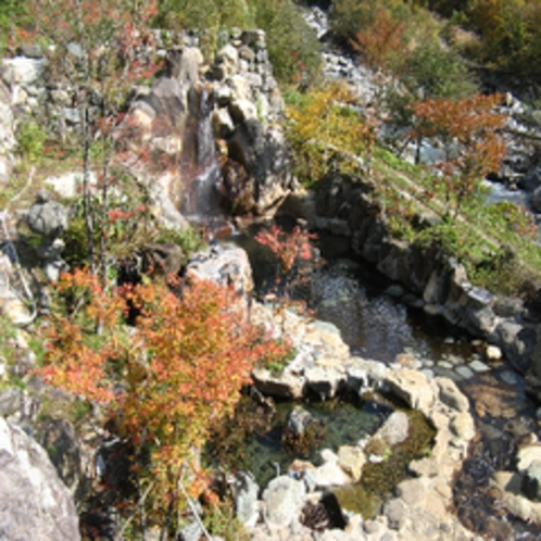 紅葉の中の大露天風呂（秋）