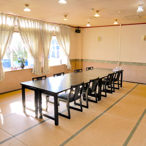 【日の出の間】『２４畳』『収容人数１２人』『お座席テーブル選択可』『夕食単独利用可（有料）』会議室可
