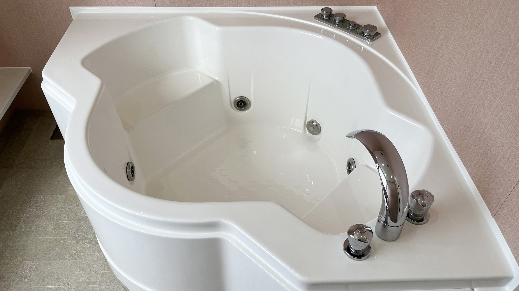 【和室】浴室2025年リニューアル！大きめの浴槽で家族風呂はいかがでしょうか？