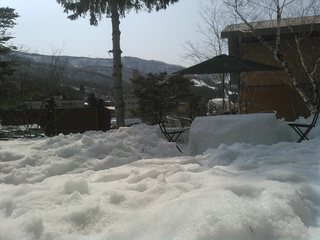 外で雪テーブル登場　春スキー