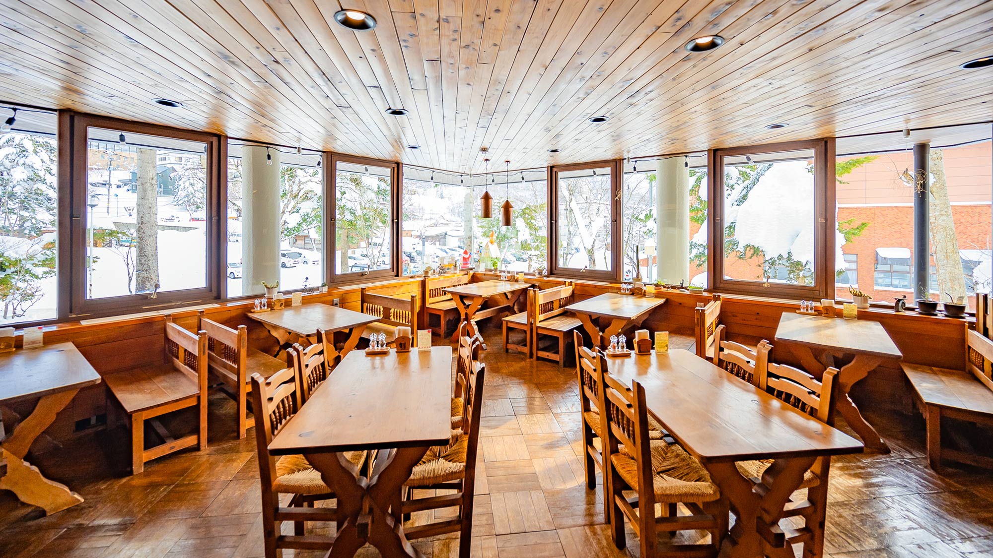 ・【レストラン】窓一面の銀世界！贅沢な朝食を