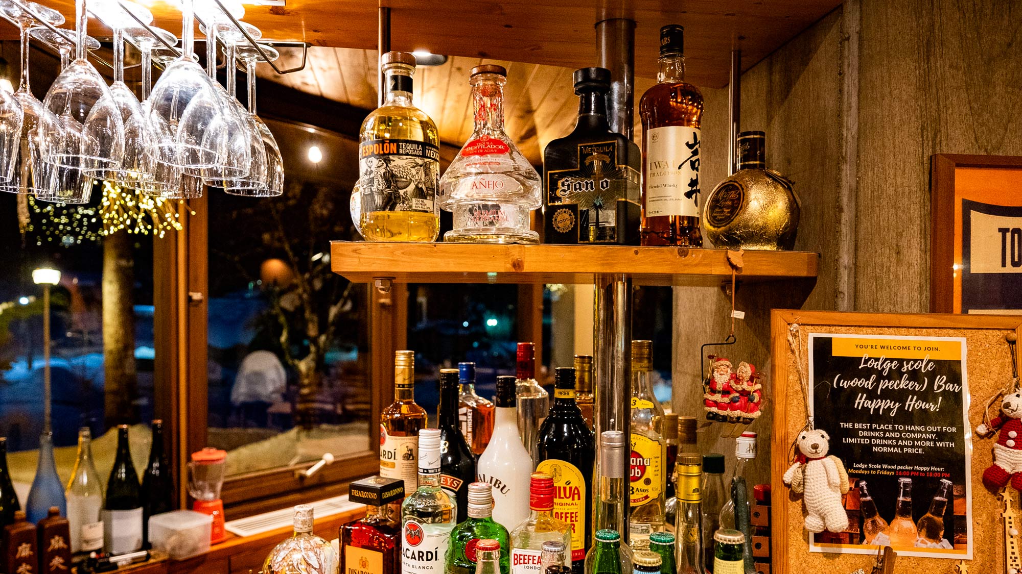 ・【バー】バーカウンターで、至福の一杯を