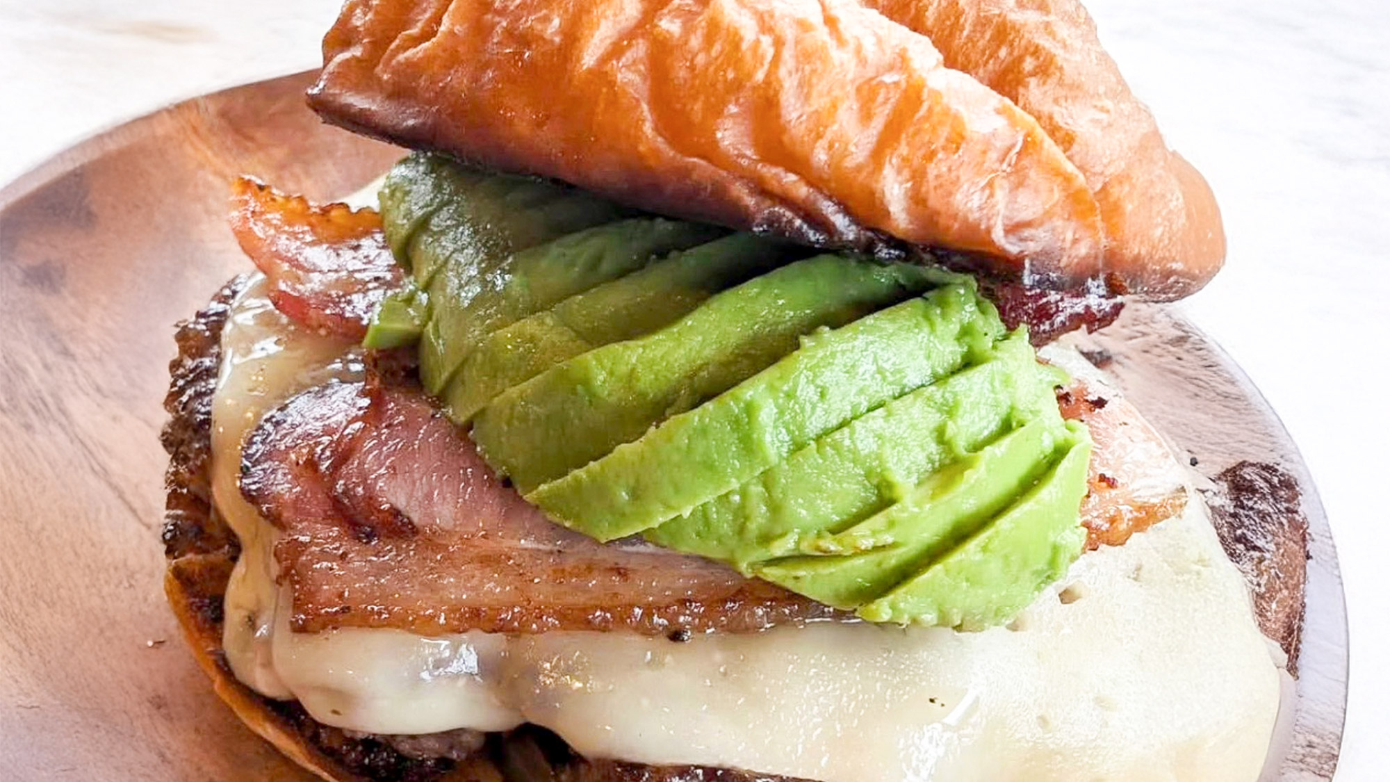 ・【カフェ】大人気バーガー「アボベーコン」は絶品です！