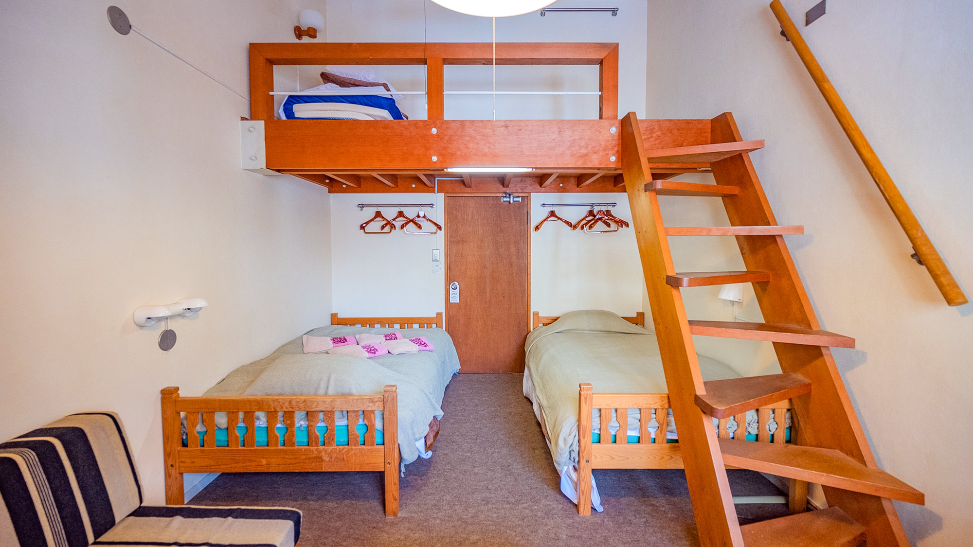 ・【ロフト付きファミリールーム】ベッド２台＋ロフト！家族で快適