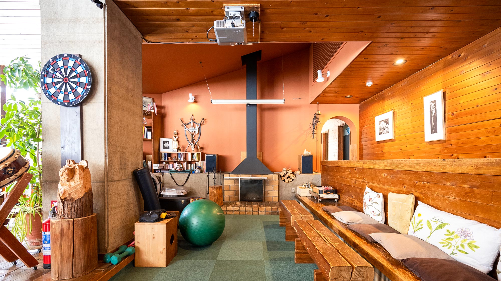 ・【共有スペース】ダーツに映画！充実のくつろぎ空間