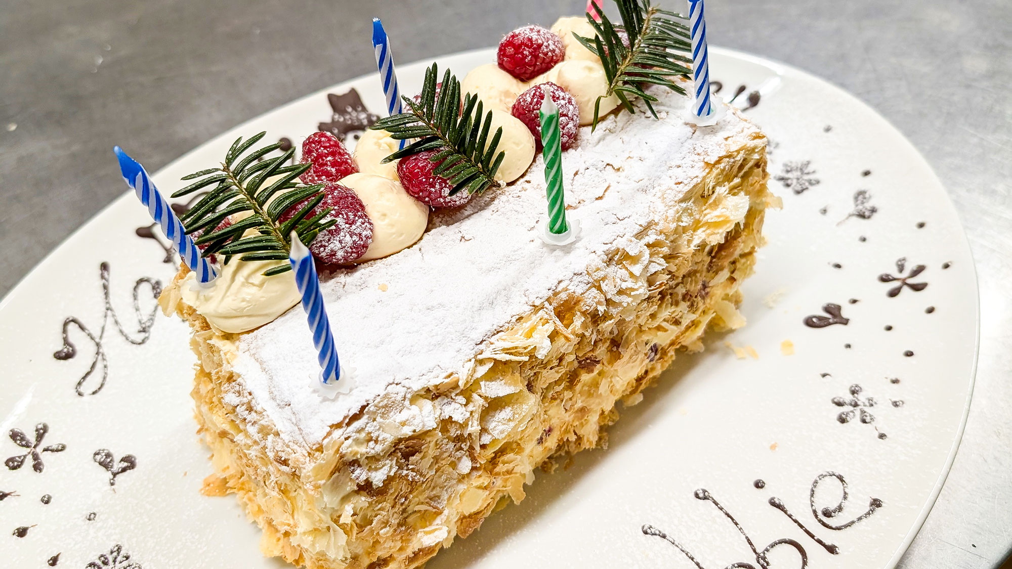 ・【夕食一例】お祝いなどの特別な日は、本場イギリスで学んだ手作りケーキも承ります