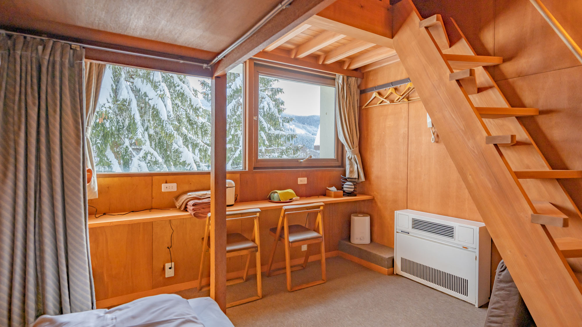 ・ロフトベッドと2段ベッド。追加でお布団1組のご用意も可能です。