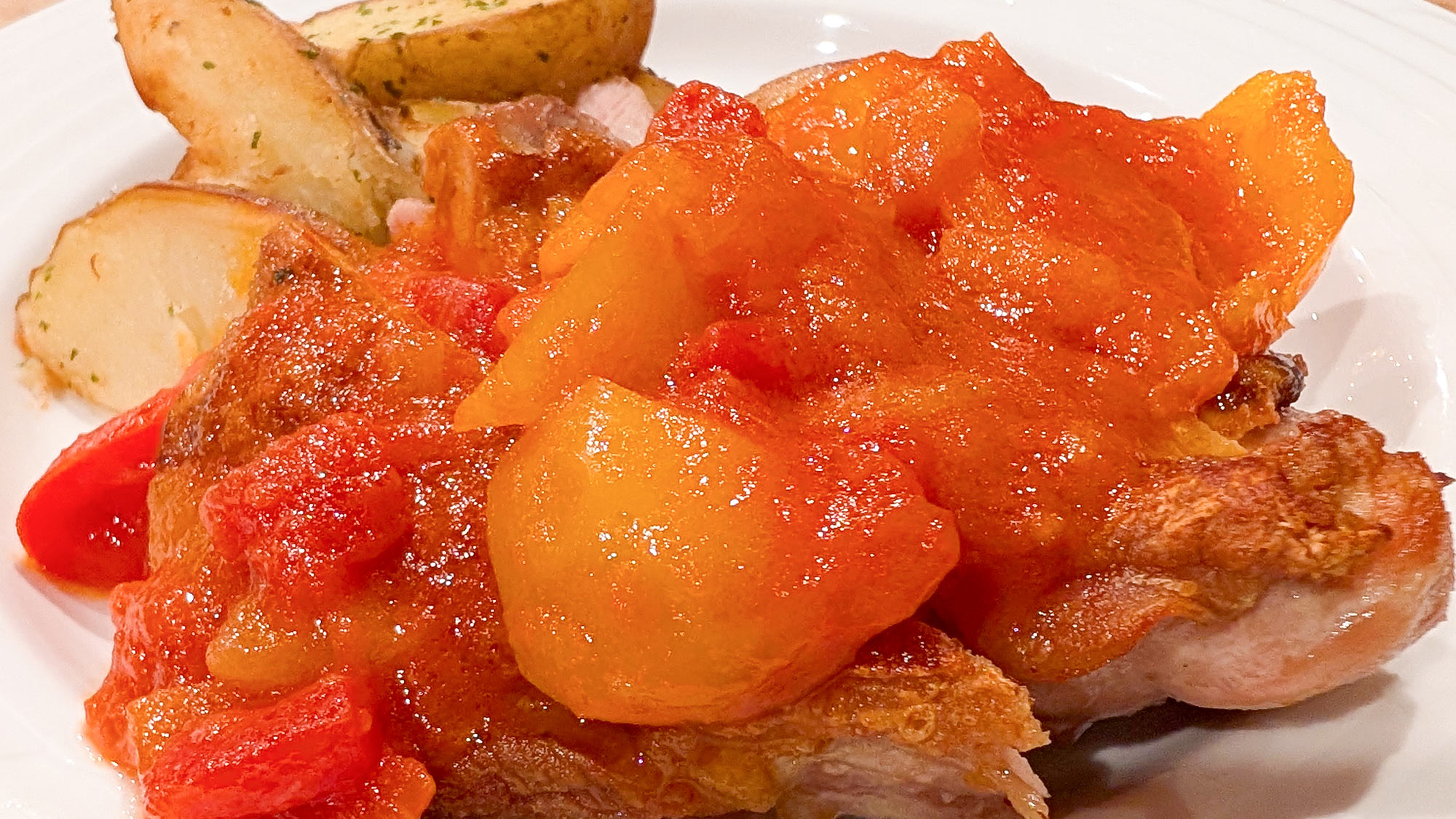 ・【夕食一例】ロッジでの食事はおしゃべりも弾み、楽しい旅の思い出の一コマに