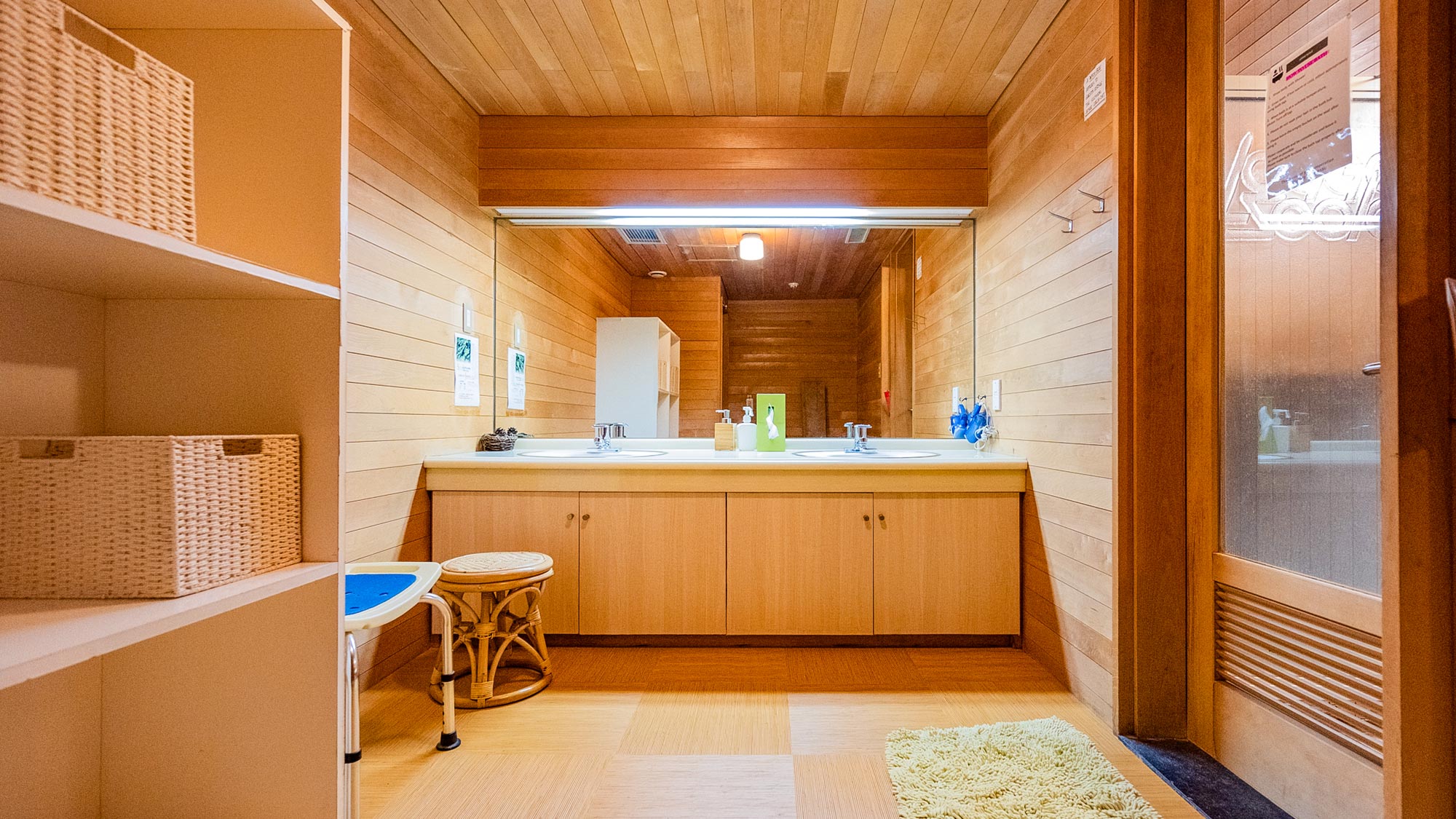 ・【脱衣所】広々脱衣所で、湯上がりも快適