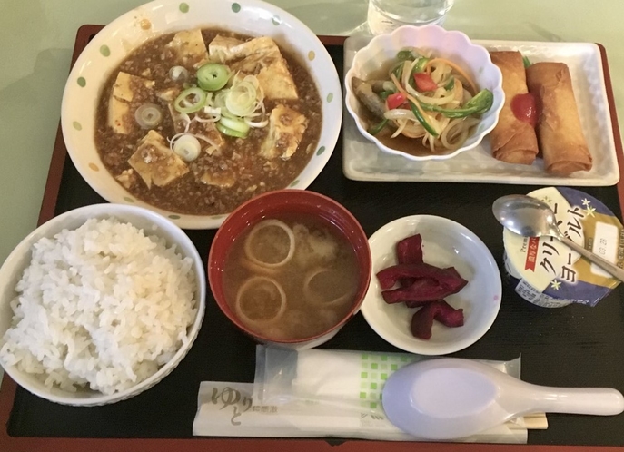 日替わり夕食の一例（麻婆豆腐定食）