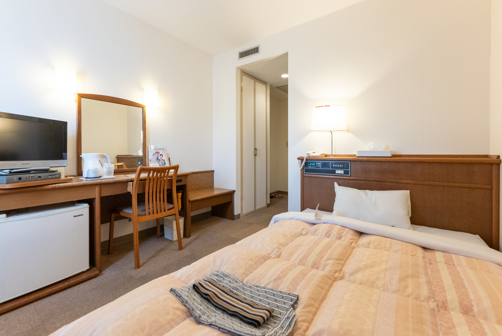 16平米120cm幅ベッド｜セミダブルルーム