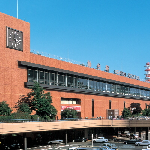 【仙台駅】仙台駅からお車で５分。バスをご利用の際は、バス乗り場３５番・３６番です。