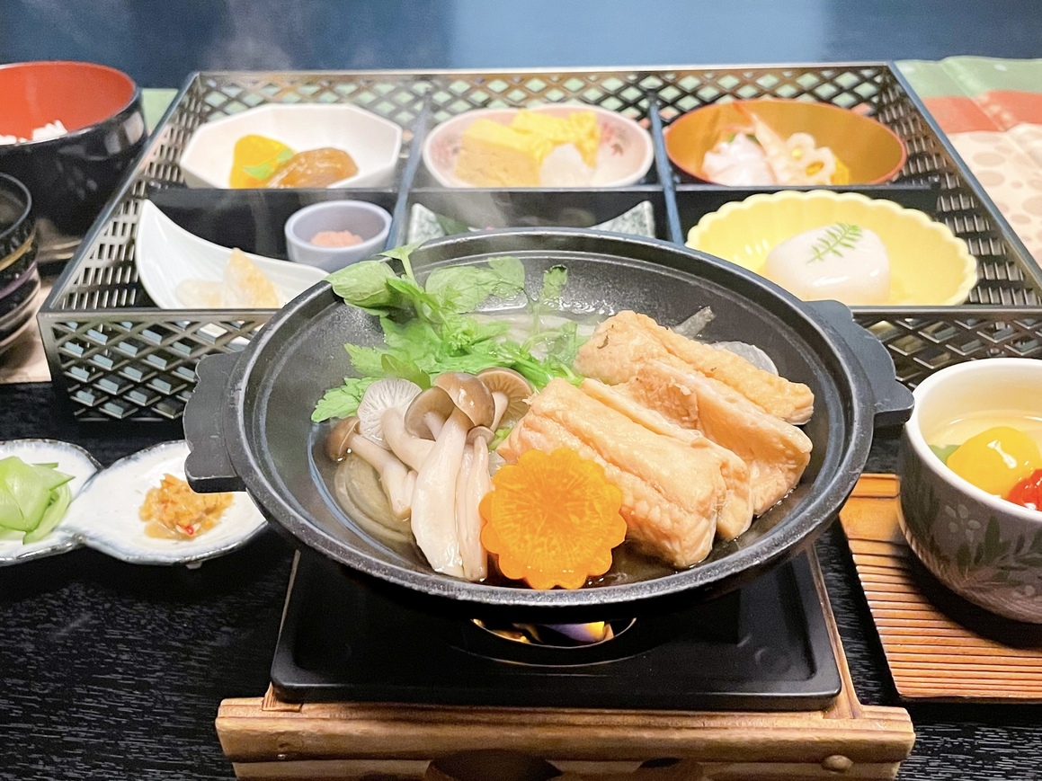 【期間限定・夕食付・朝食付】蔵王牛もも肉のすき焼きセット　赤身の美味しいお肉をすき焼きでどうぞ　