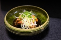 たまり醤油で煮込んだ豚の角煮