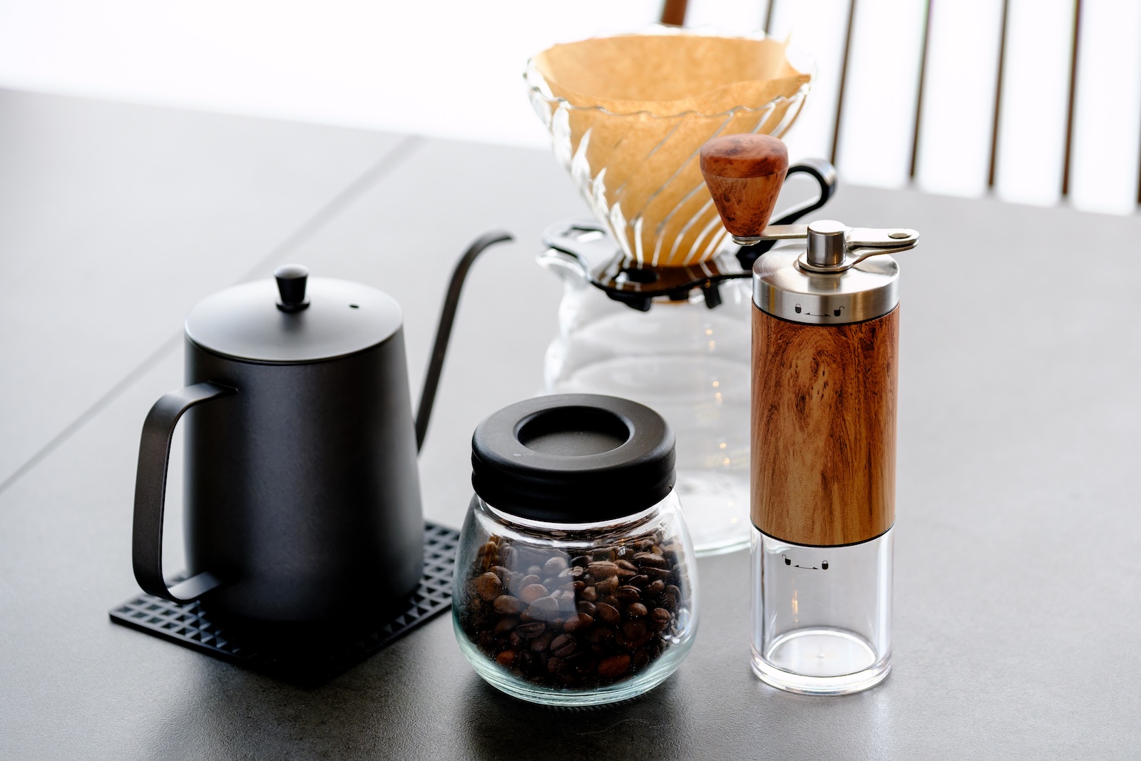 窓辺に広がる景色と、挽きたての一杯をお楽しみ下さい