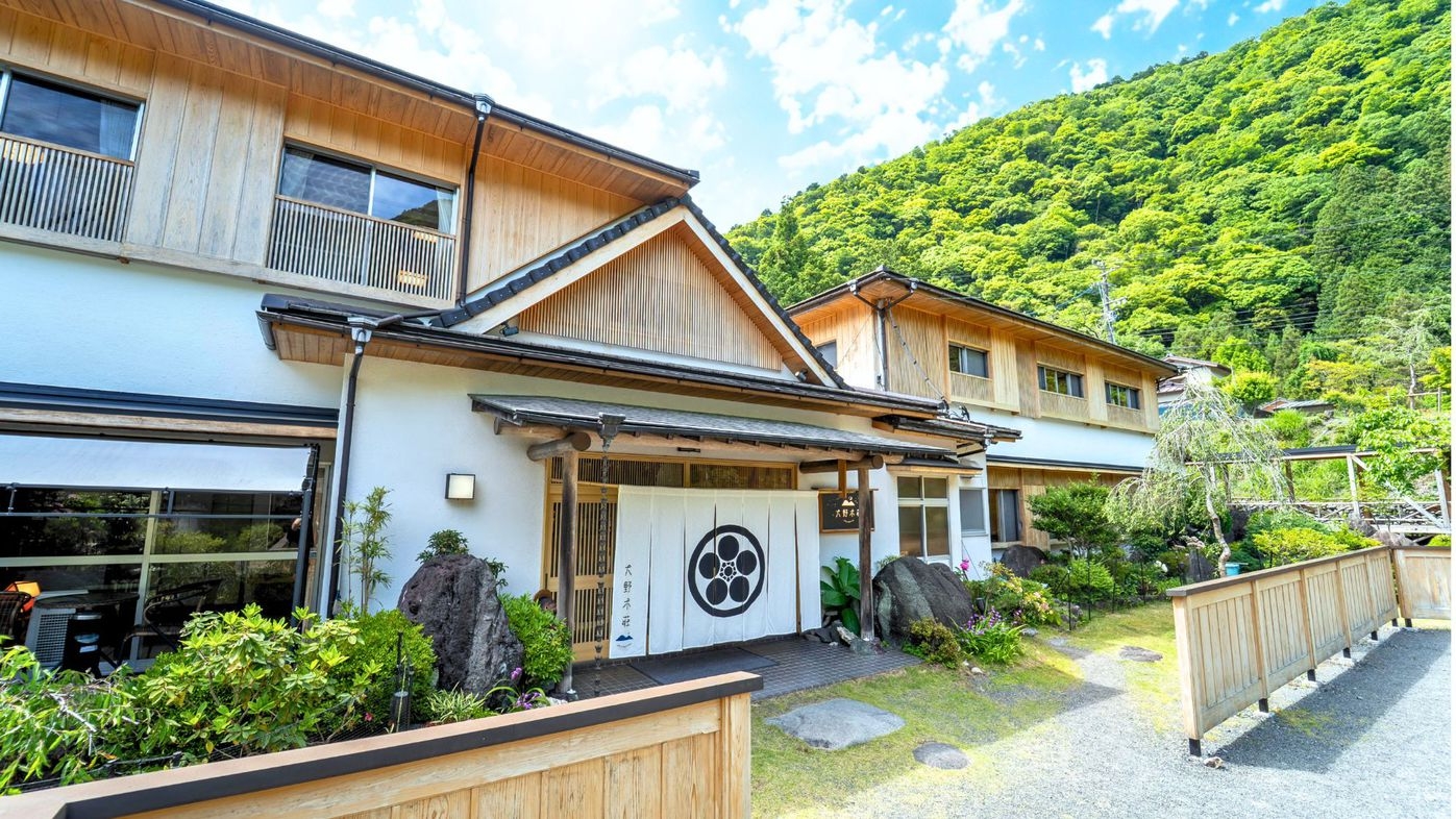 【ひとり旅プラン】部屋から臨む山の四季・広い貸し切り風呂を1人占めの贅沢時間・バイク旅も歓迎