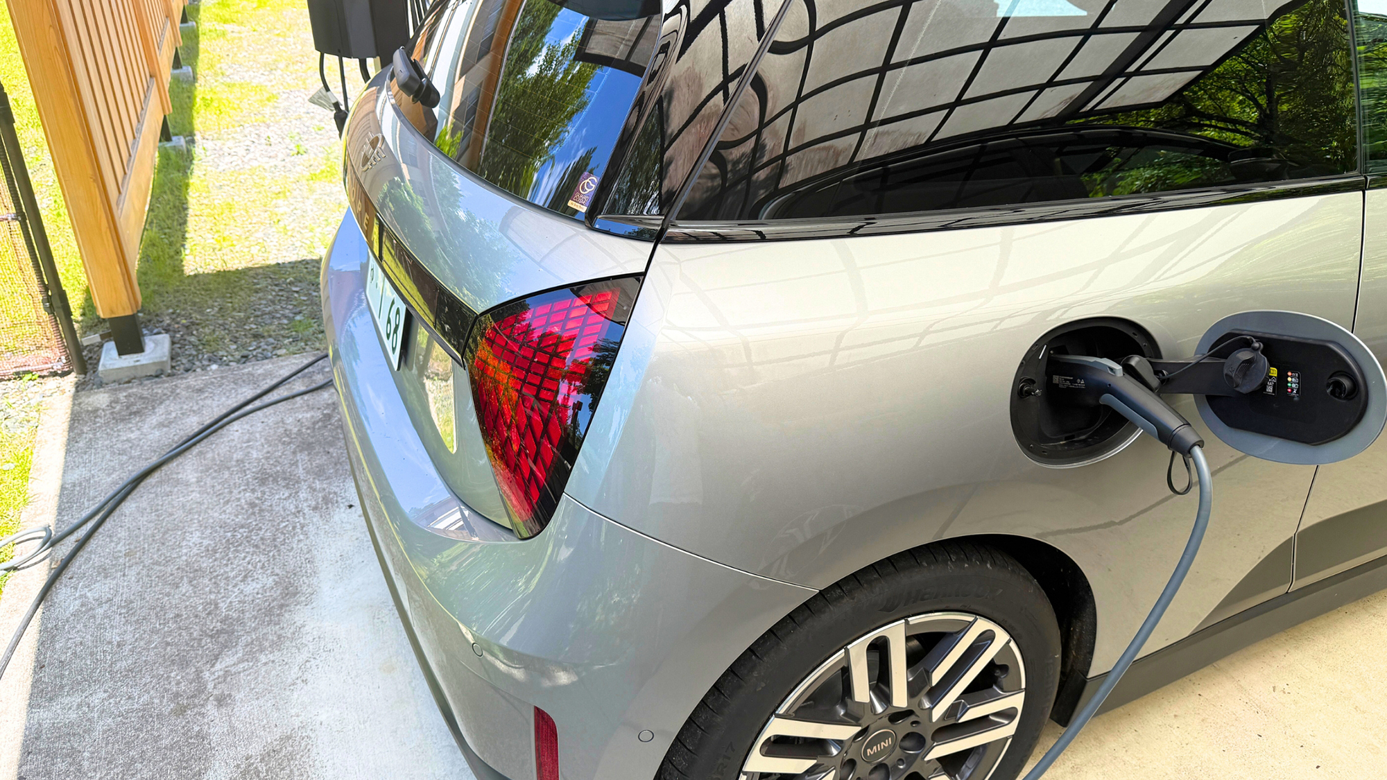 【駐車場・EV・PHEV充電スタンド200V】お客様ご自身の車載ケーブルをご持参ください。