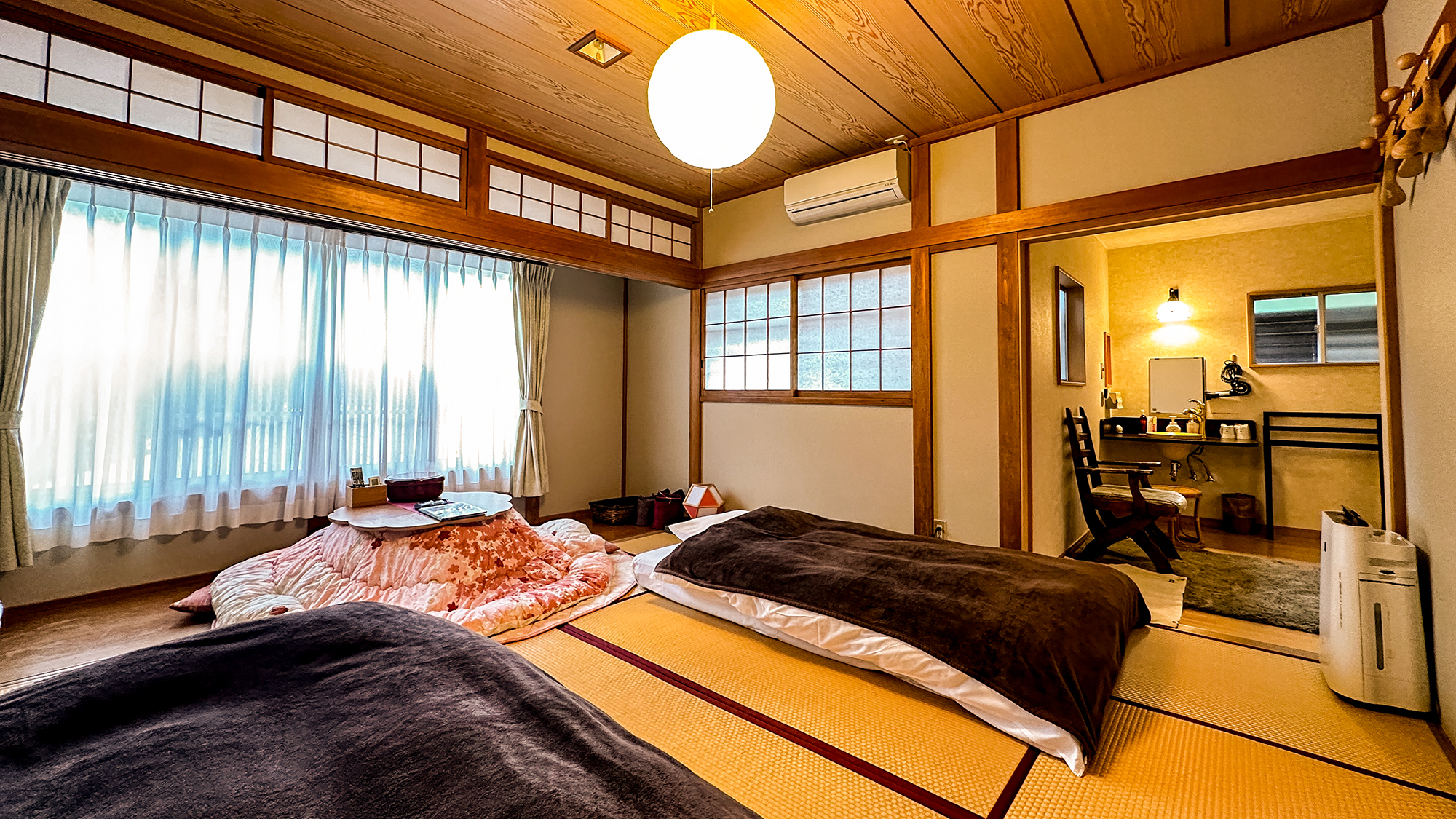 【2F櫻の間・10畳＋洋間3畳】「桜」のモチーフが潜んでいる点が特徴の1～2名様向けの山側のお部屋。