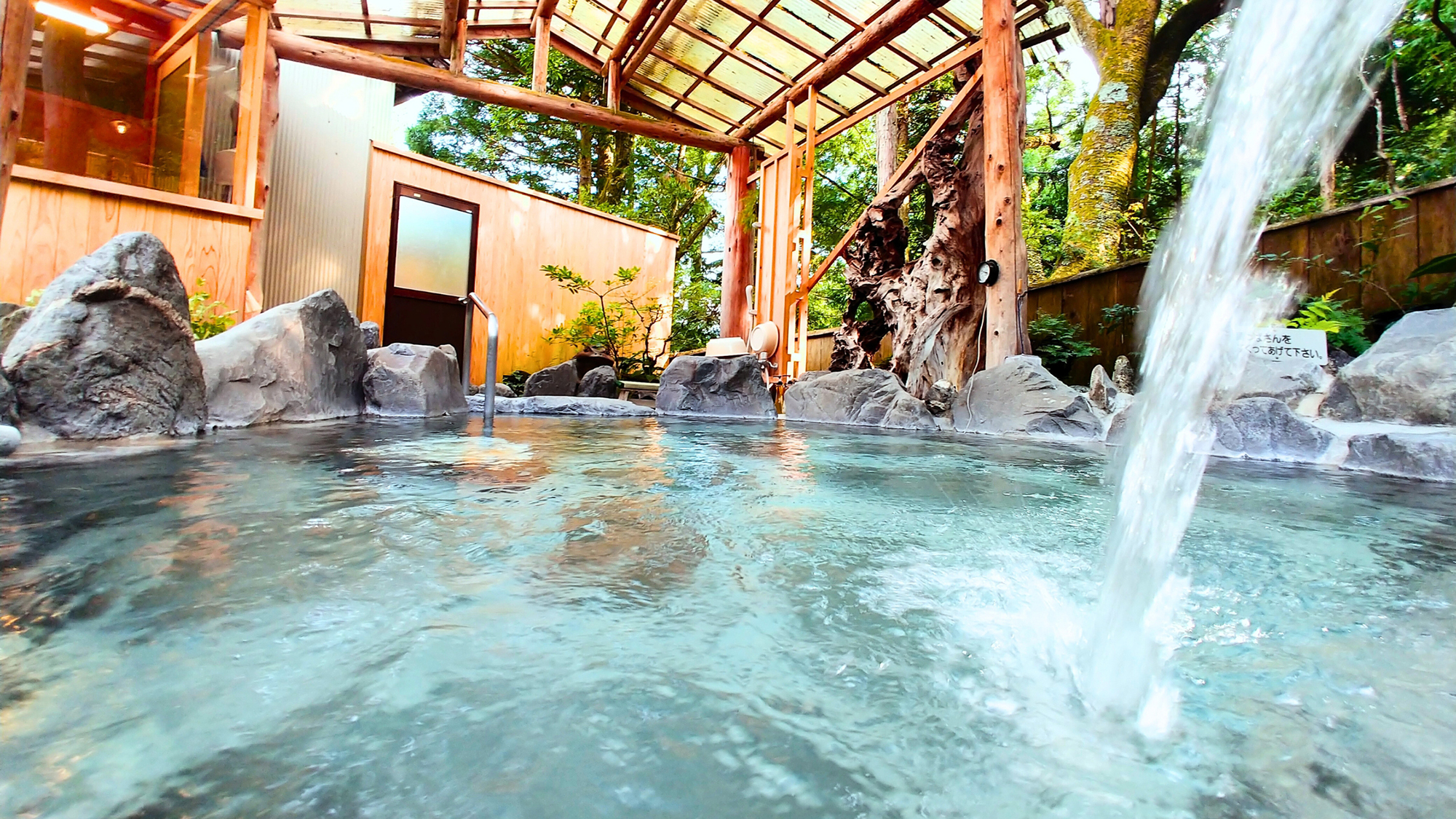 【貸切露天風呂：花の湯】珍しいトロリとした肌ざわりの「コンヤ温泉」で心も肌も潤うひと時を