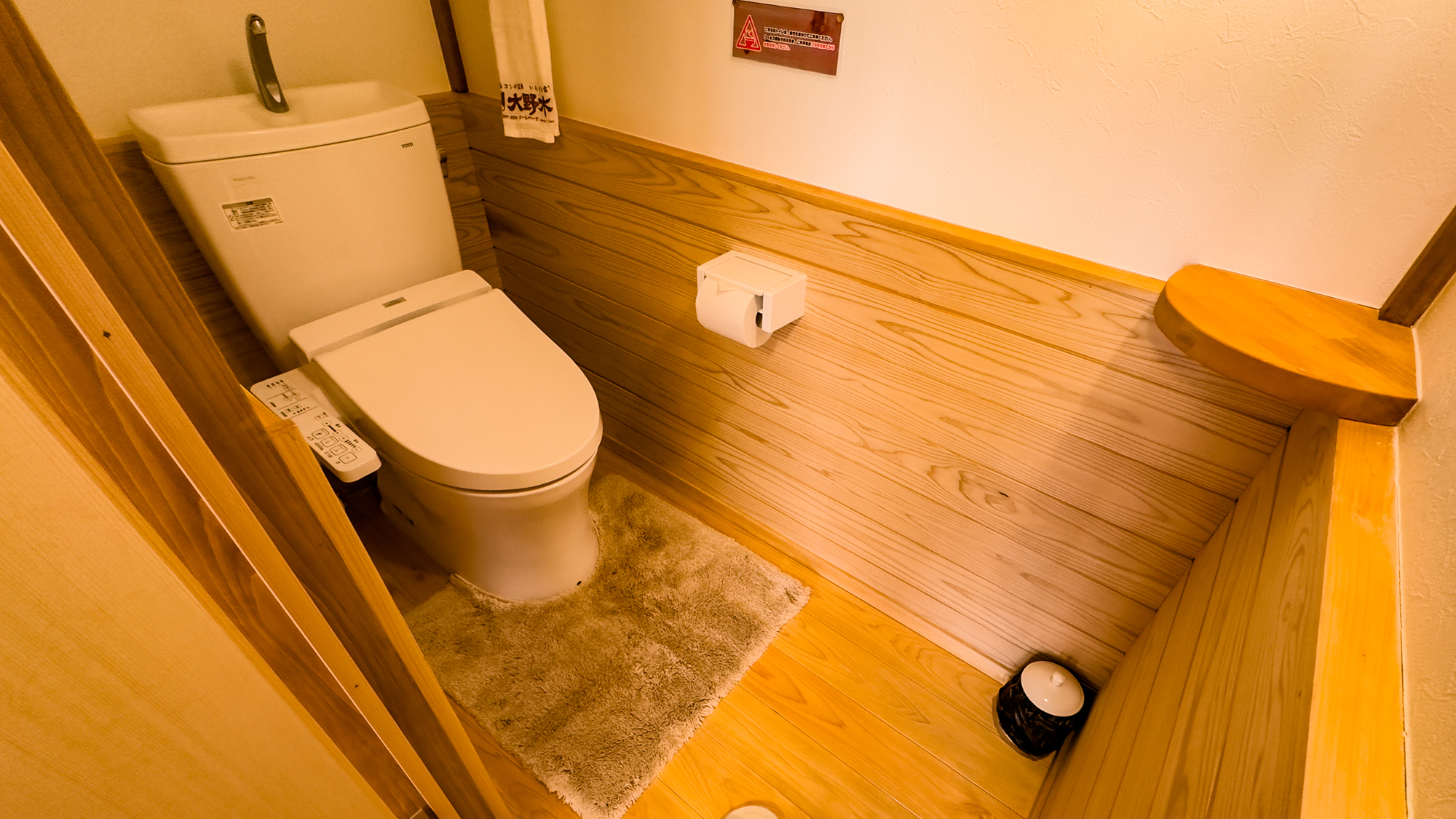 【客室トイレ・一例】清潔かつトイレにも拘りの木の温もりを取り込んだ空間になっております