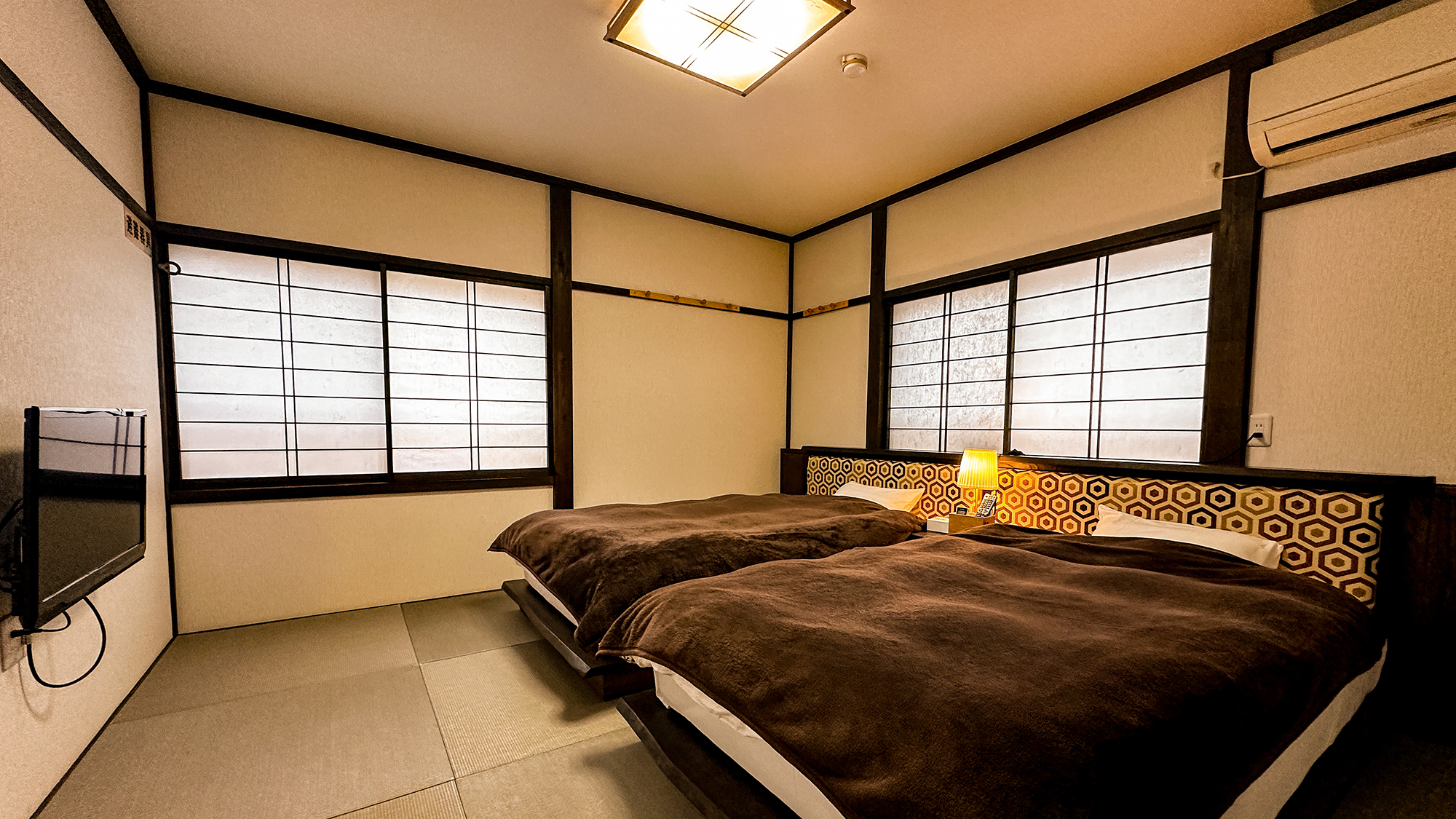 【2階十枚山の間・25畳】ベッドをご希望のお客様に人気のお部屋。※シモンズ社製ベットを採用